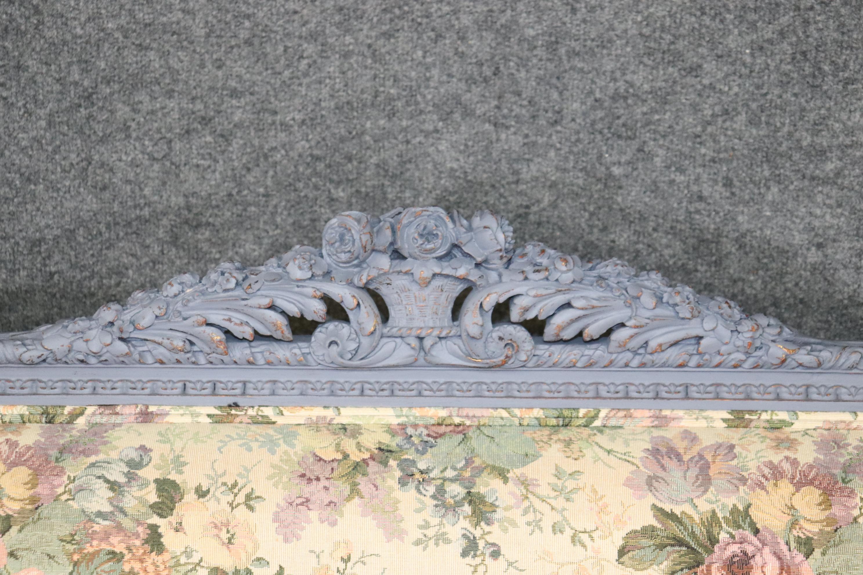 Dekoriertes Sofa im französischen Louis XIV.-Stil in Distressed-Farbe mit Blumenpolsterung im Zustand „Gut“ im Angebot in Swedesboro, NJ