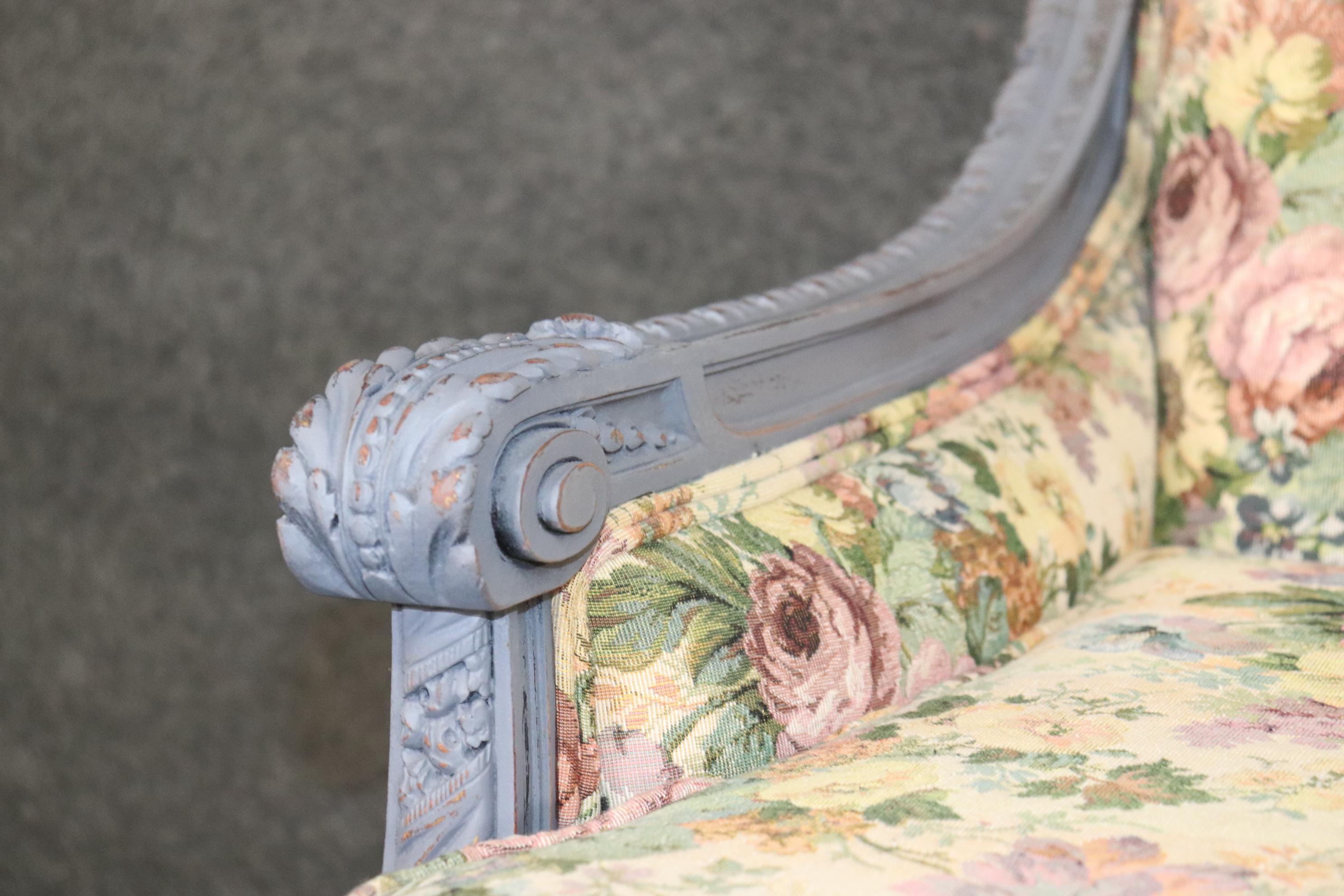 Dekoriertes Sofa im französischen Louis XIV.-Stil in Distressed-Farbe mit Blumenpolsterung (Mitte des 20. Jahrhunderts) im Angebot
