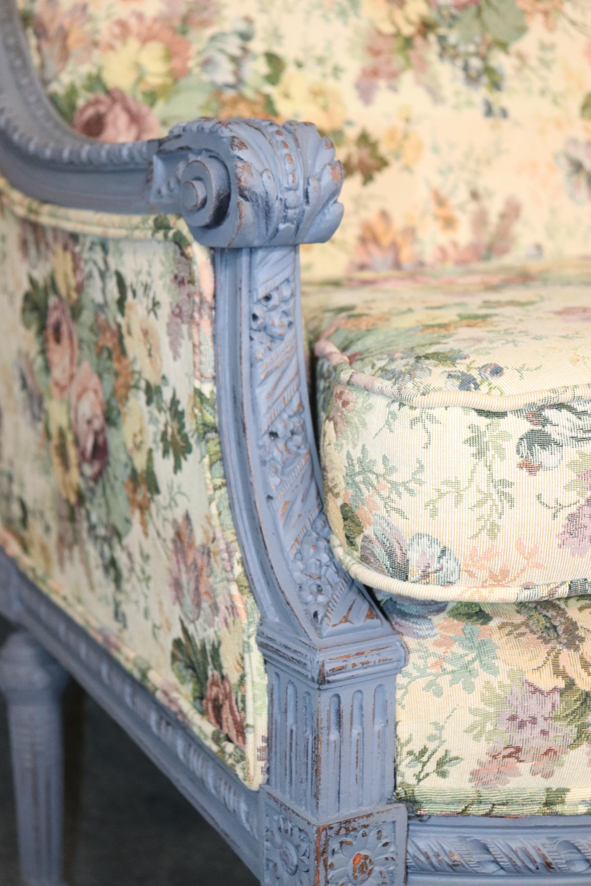 Dekoriertes Sofa im französischen Louis XIV.-Stil in Distressed-Farbe mit Blumenpolsterung im Angebot 1