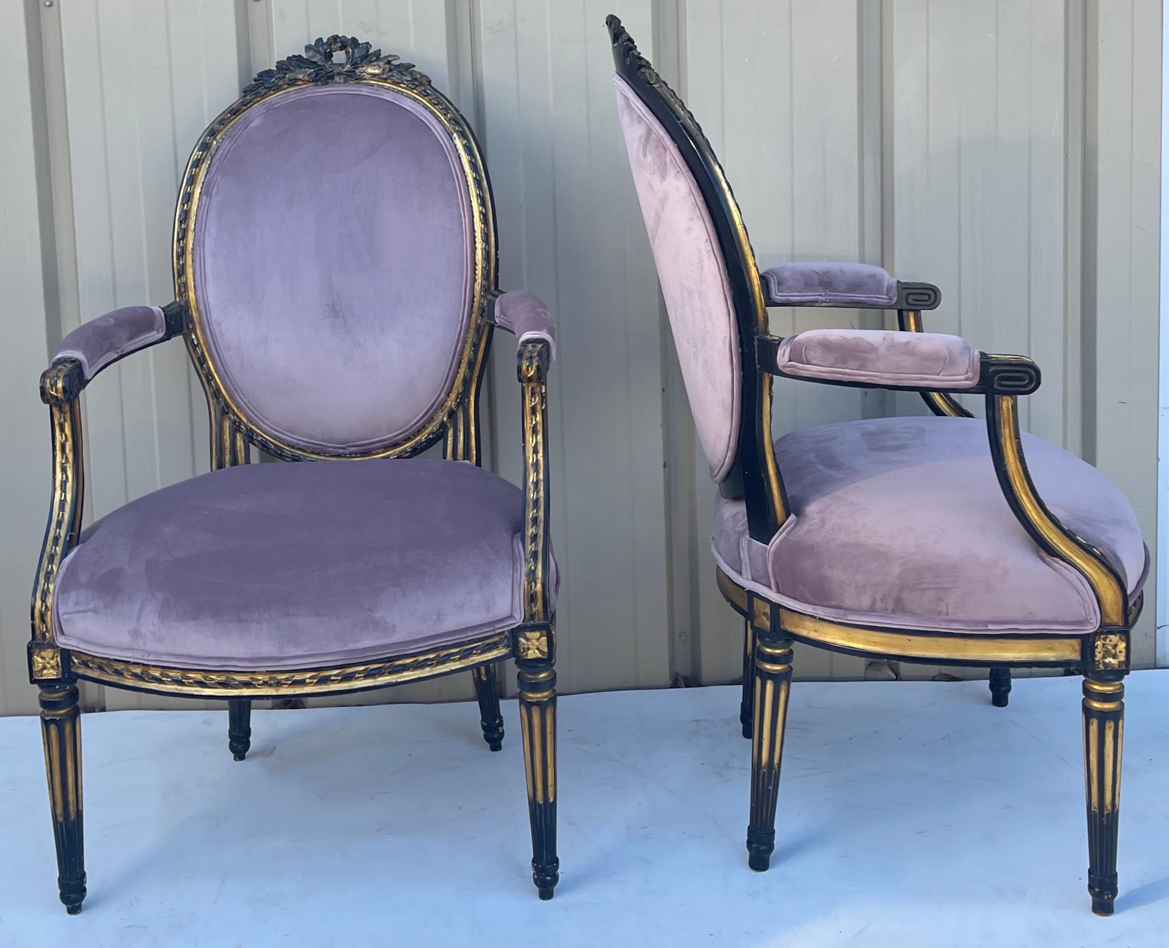 Ein Paar ebonisierte und teilweise vergoldete Bergre-Stühle im Louis XIV.-Stil (Samt) im Angebot