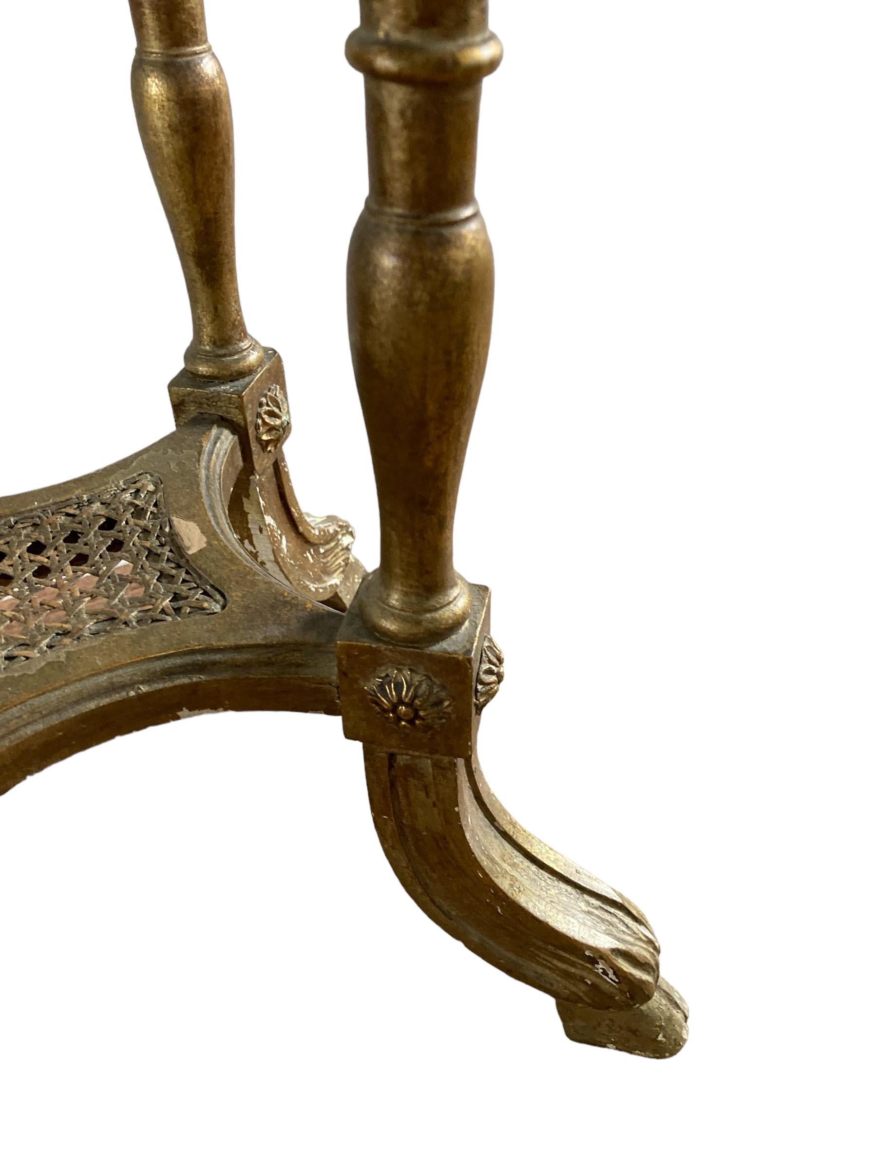 Französischer Sockel aus vergoldetem Holz im Louis XIV.-Stil mit Marmorplatte und dekorativen Details im Angebot 6