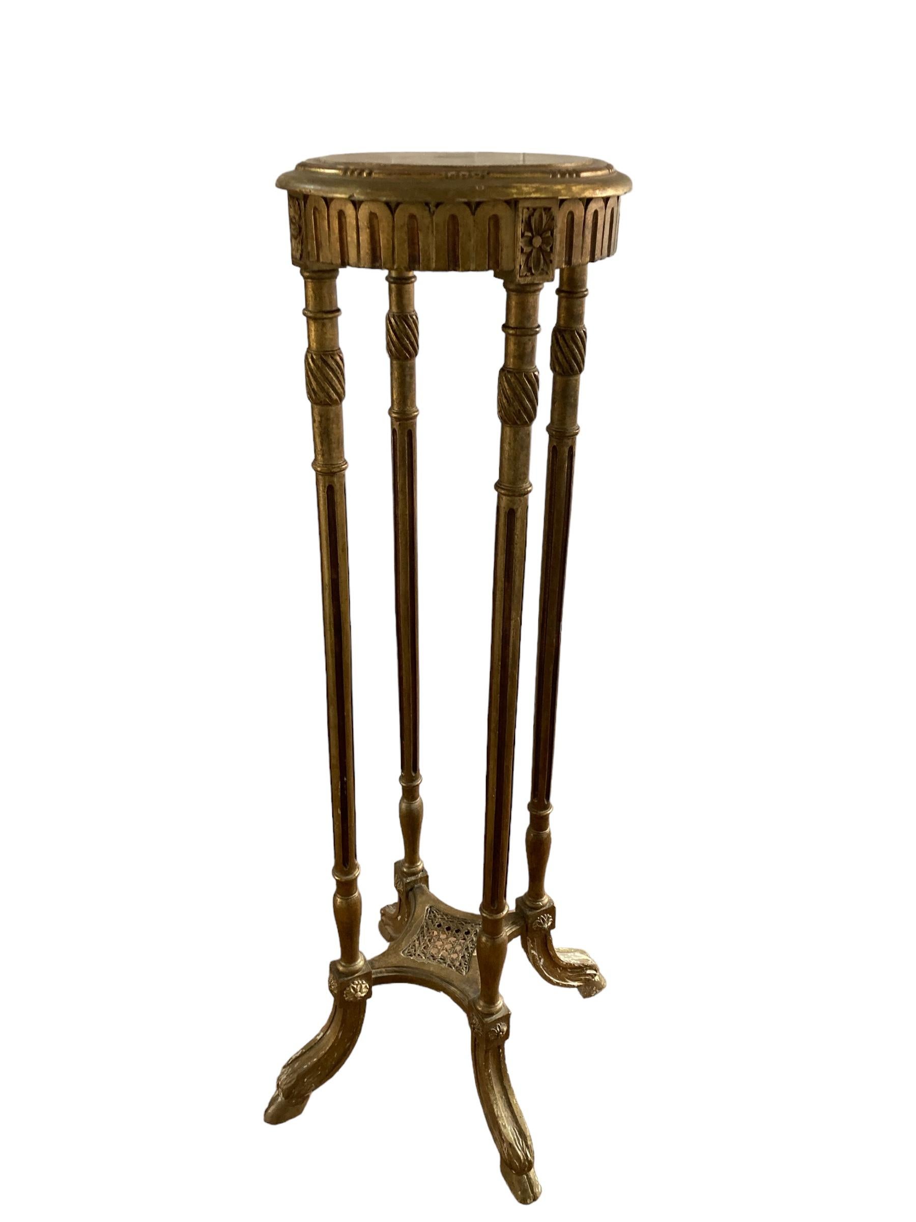 Französischer Sockel aus vergoldetem Holz im Louis-XIV-Stil mit Marmorplatte und dekorativen Details. Ende des 19. Jahrhunderts, CIRCA 1890. Stammt aus Dijon, Frankreich. Dieser schöne vergoldete Sockel auf geschwungenen, verzierten Beinen dient als