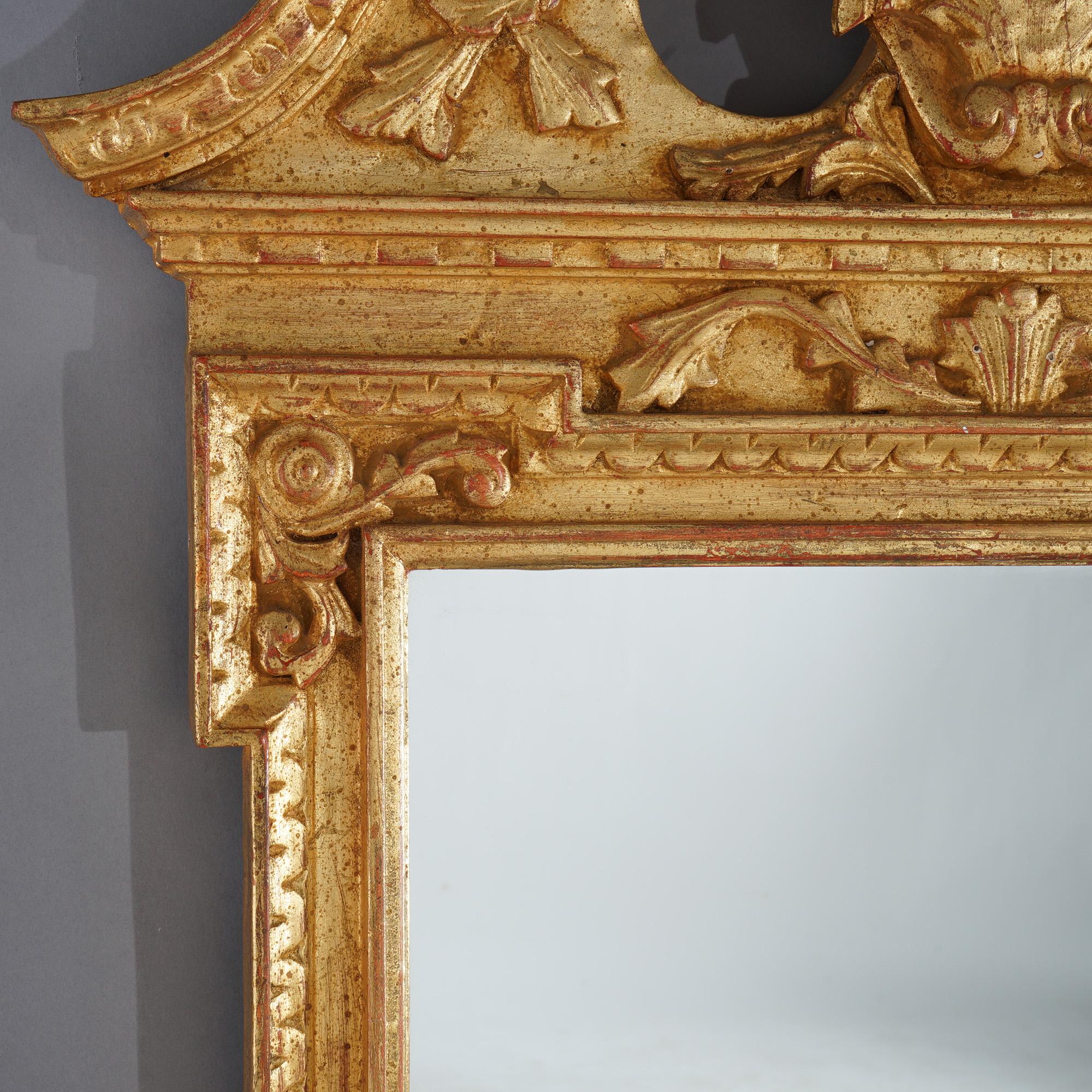 Miroir mural français de style Louis XIV en bois doré avec fronton en arc brisé en vente 3