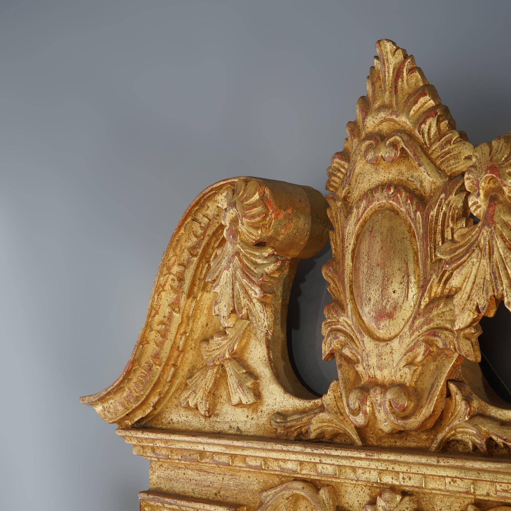 Miroir mural français de style Louis XIV en bois doré avec fronton en arc brisé en vente 4