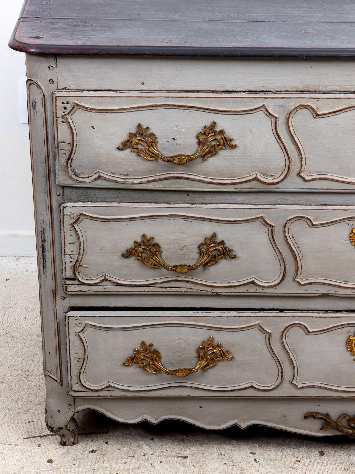 Commode française de style Louis XIV de la fin du 19e siècle avec peinture grise postérieure. Trois tiroirs sont équipés de poignées et d'écussons en laiton. Dessus peint en gris plus foncé. Veuillez noter l'usure correspondant à l'âge.