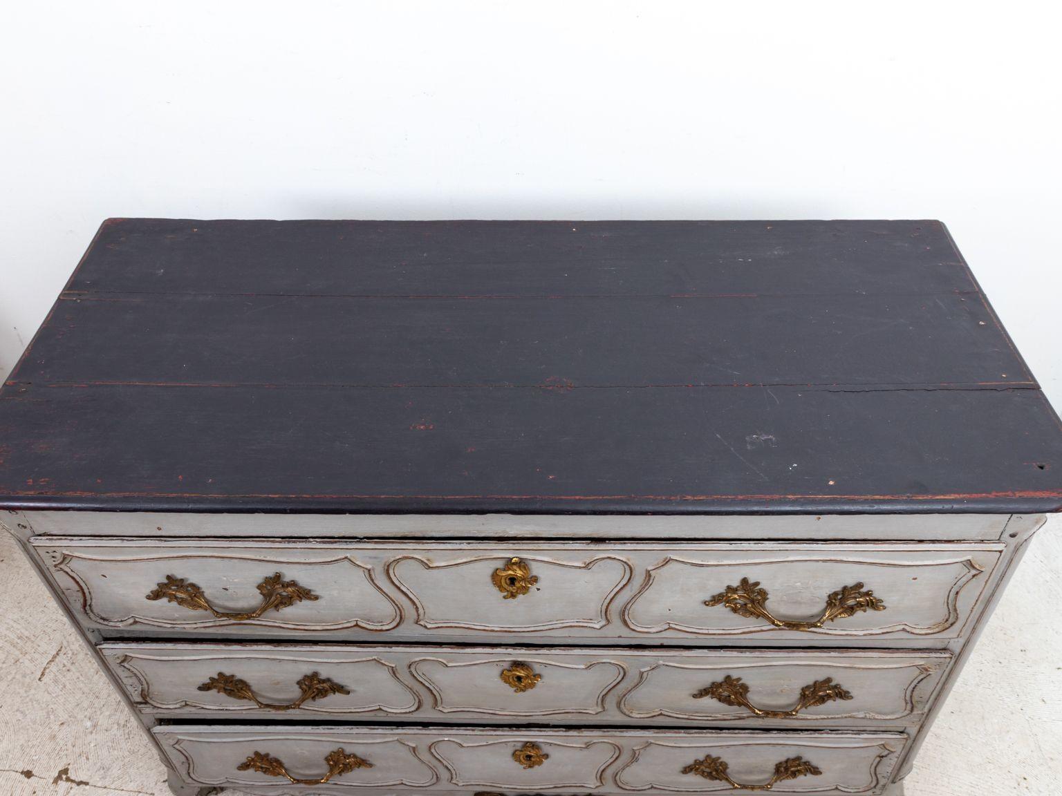 Commode française de style Louis XIV peinte en gris, fin du 19e siècle Bon état - En vente à South Salem, NY