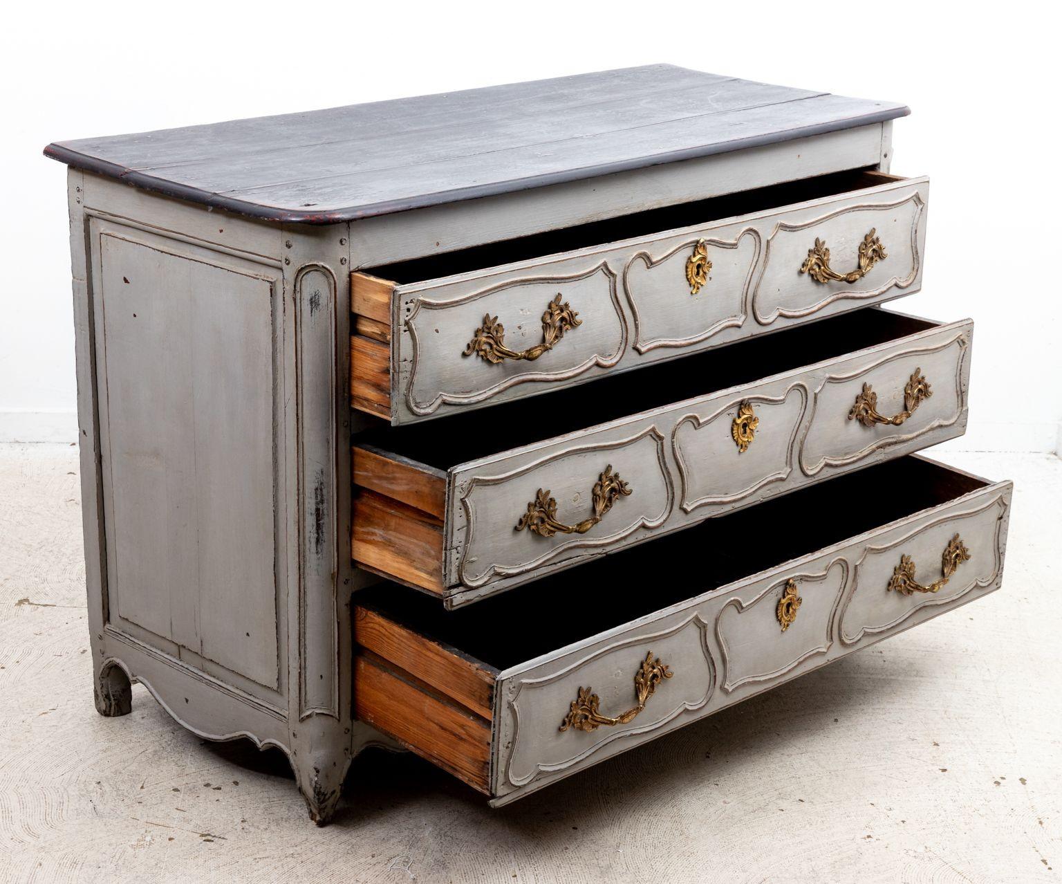 French Louis XIV Style Gray Painted Commode, Late 19th Century For Sale 2