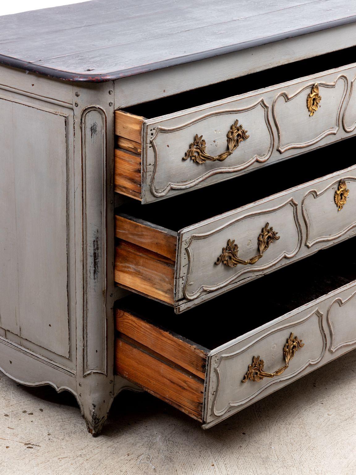 French Louis XIV Style Gray Painted Commode, Late 19th Century For Sale 3