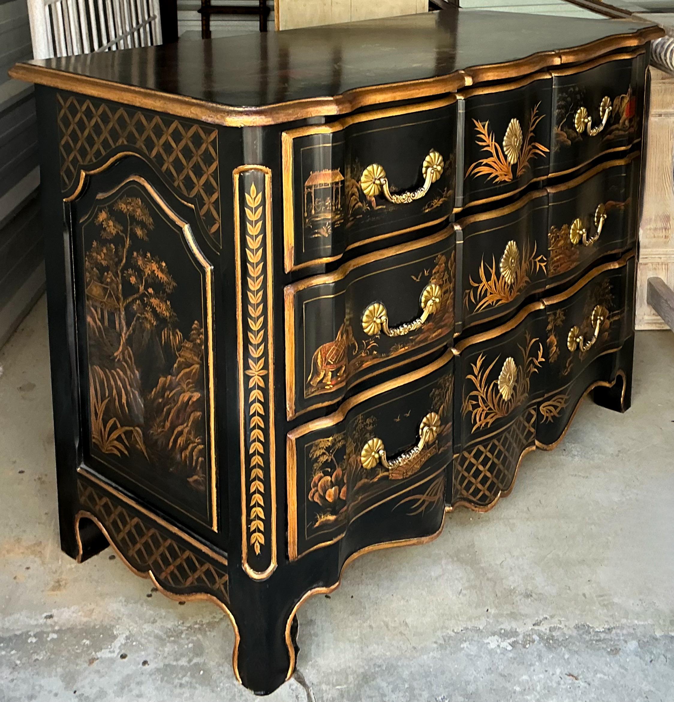 Il s'agit d'un coffre de chinoiserie de style Louis XIV peint à la main. J'aime les scènes pastorales très vivantes, en particulier celle du haut. Les écussons des touches sont faux. Les tiroirs sont construits en queue d'aronde et il n'est pas