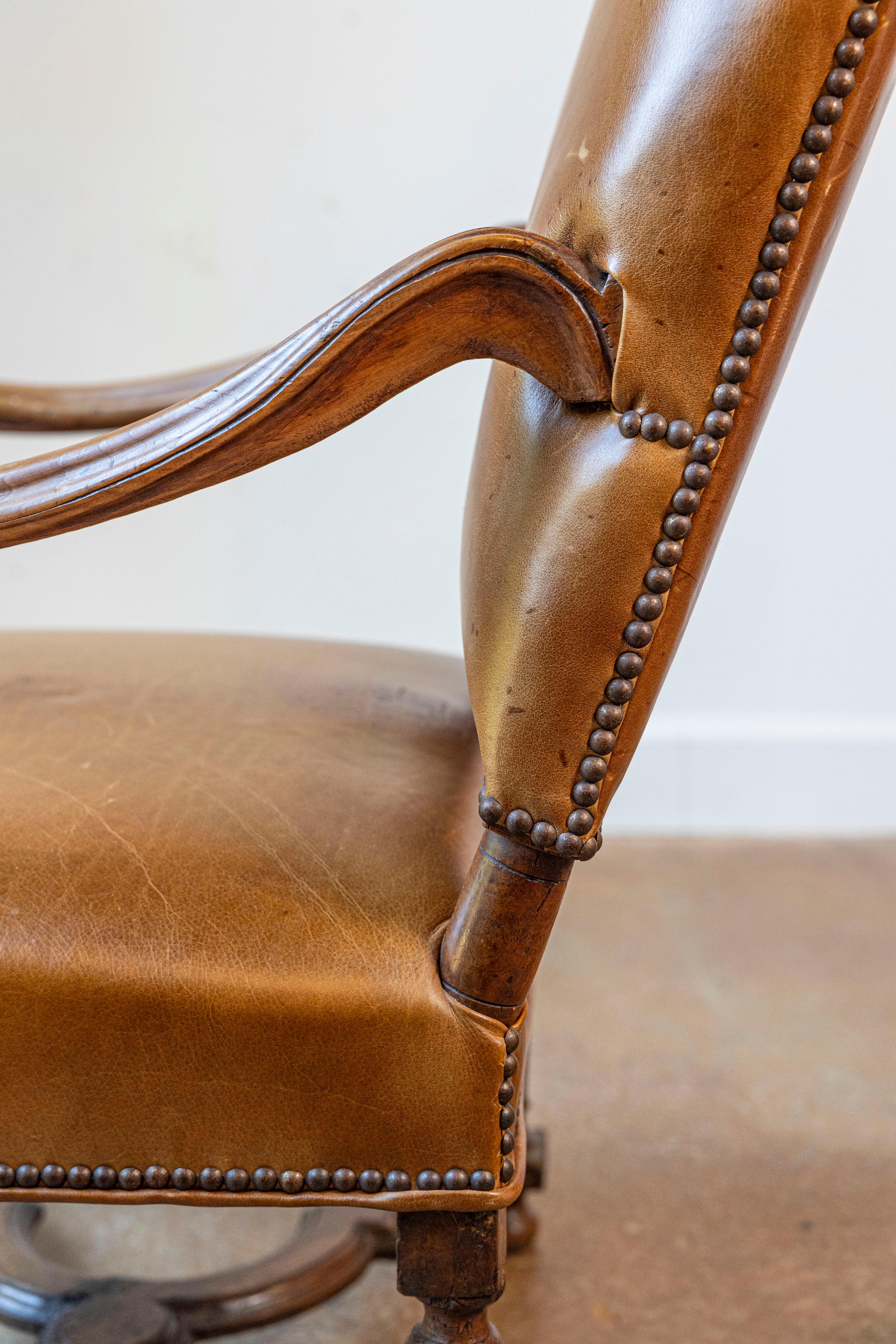 Fauteuil francese in stile Luigi XIV della fine del XIX secolo in faggio con rivestimento in pelle in vendita 5