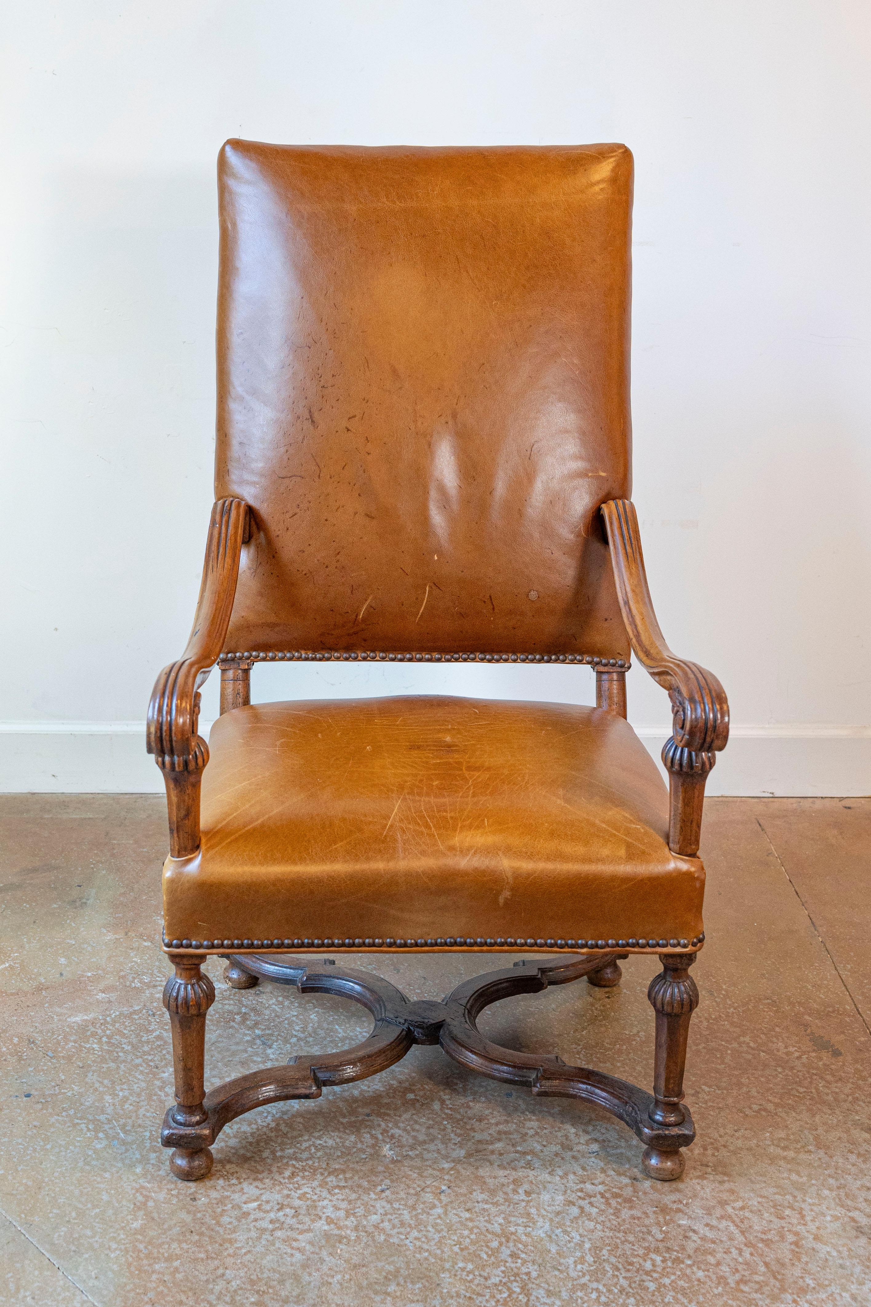 Francese Fauteuil francese in stile Luigi XIV della fine del XIX secolo in faggio con rivestimento in pelle in vendita