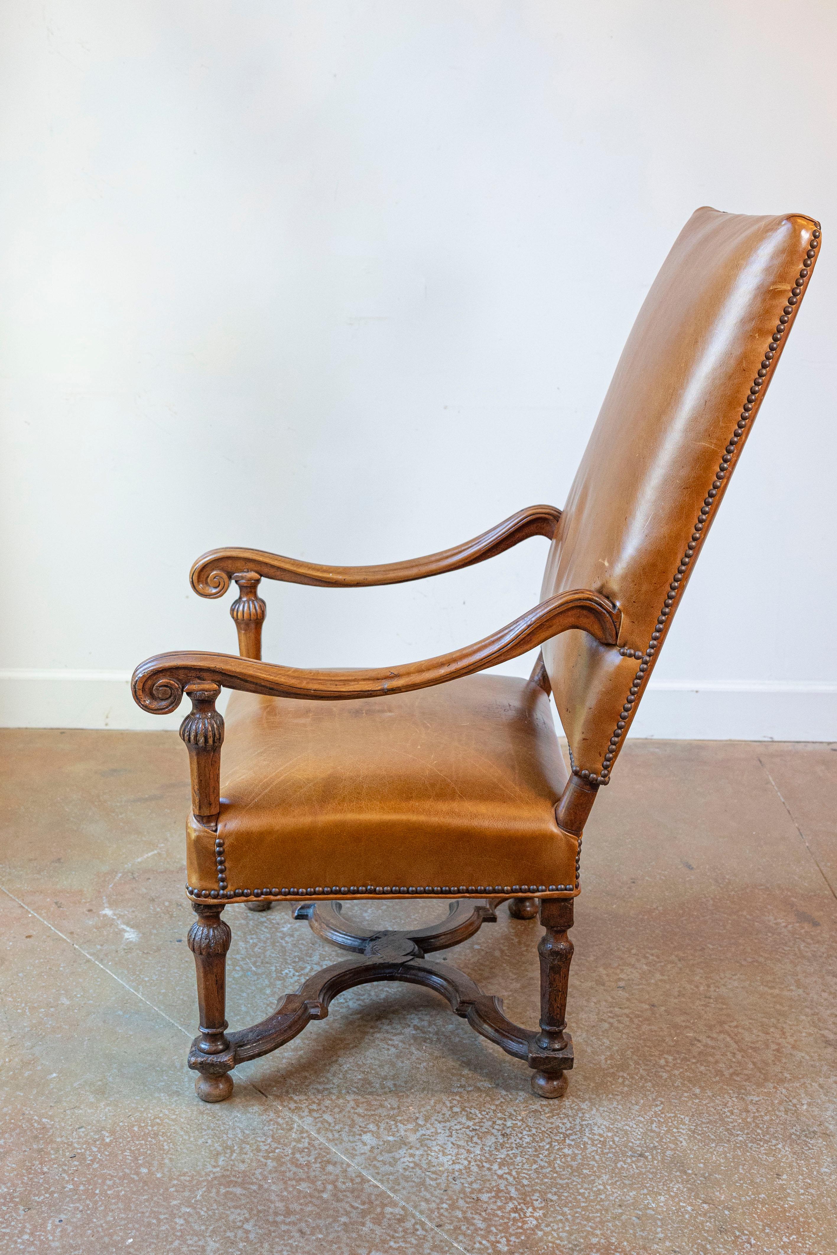 Fauteuil francese in stile Luigi XIV della fine del XIX secolo in faggio con rivestimento in pelle In condizioni buone in vendita a Atlanta, GA