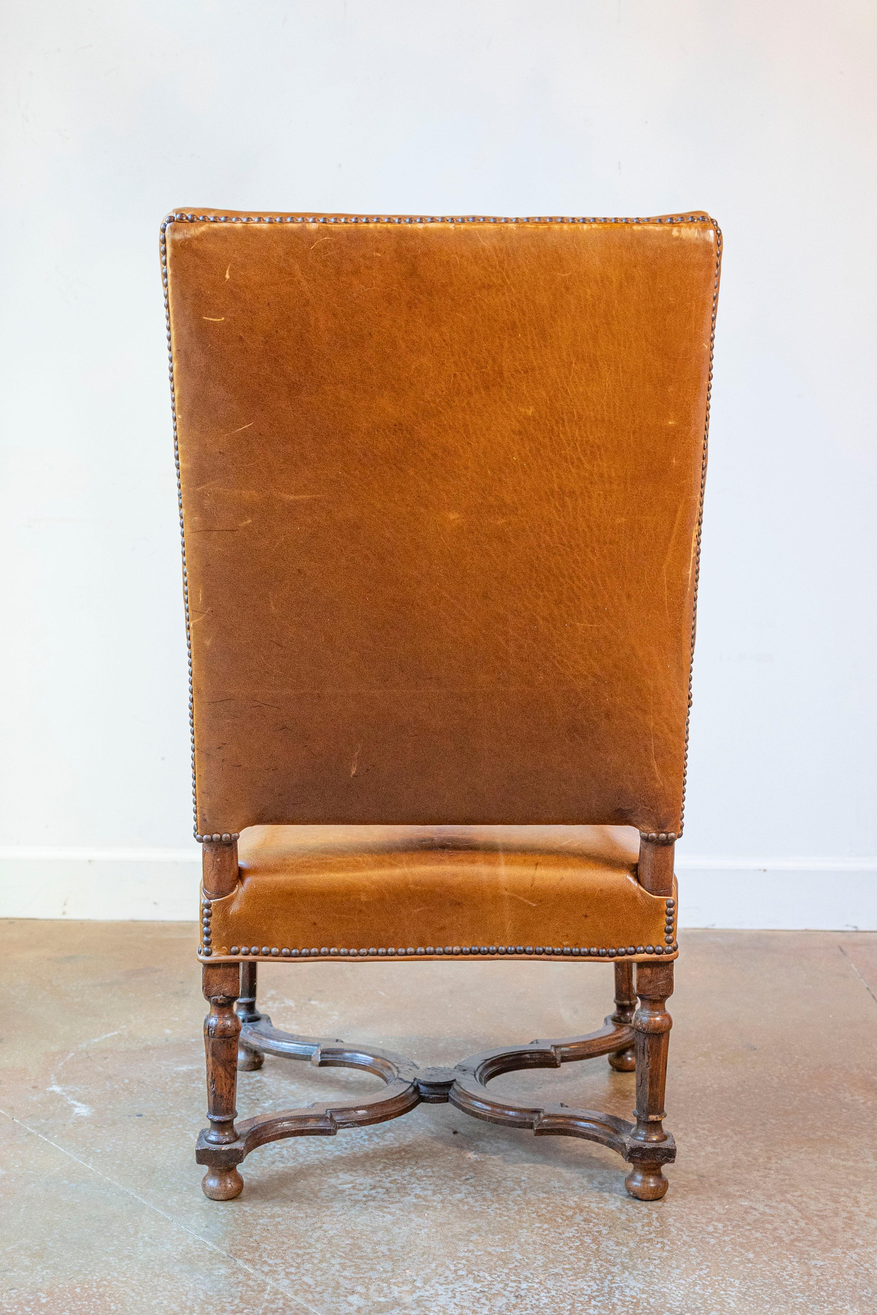 Pelle Fauteuil francese in stile Luigi XIV della fine del XIX secolo in faggio con rivestimento in pelle in vendita