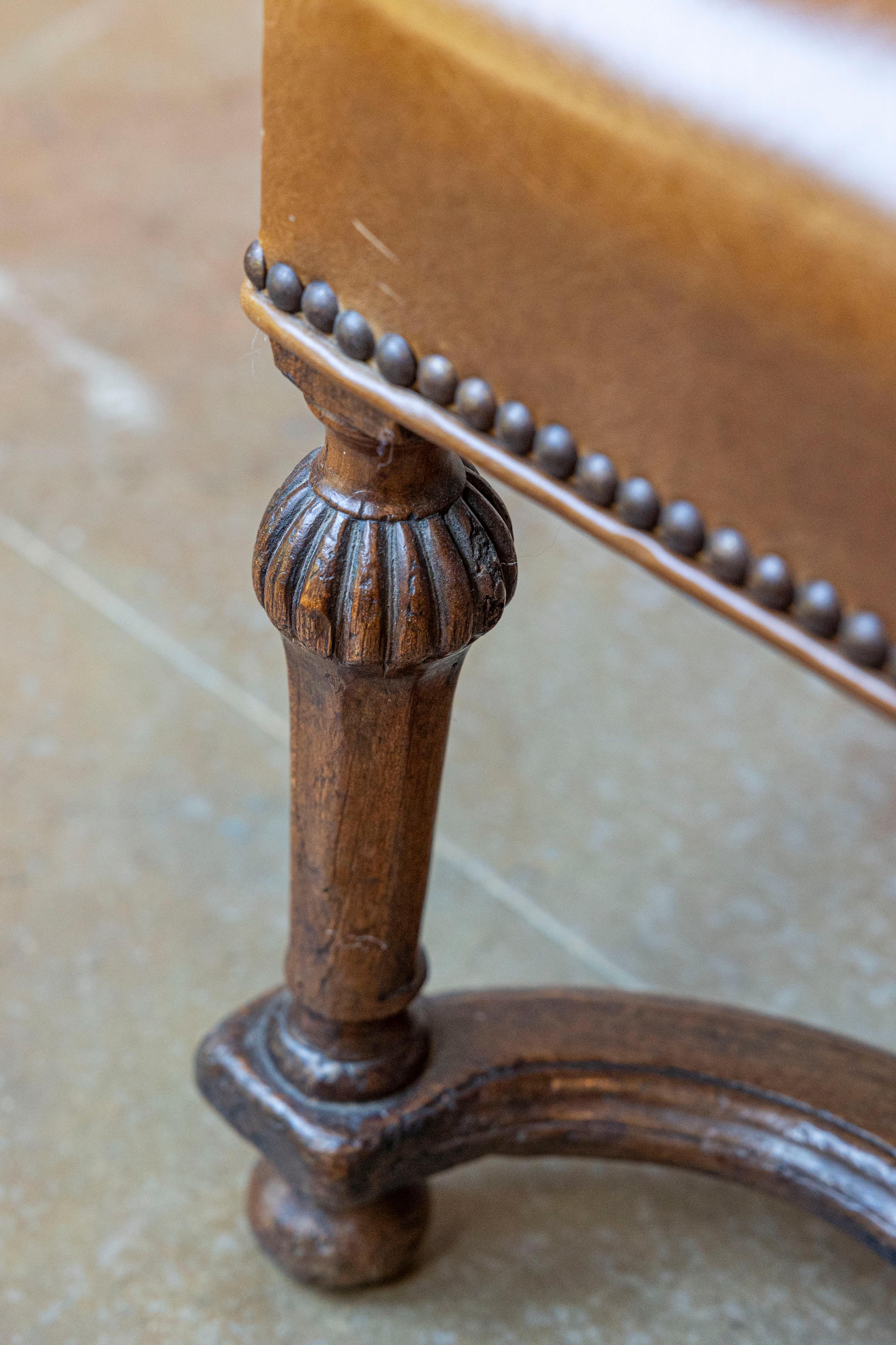 Fauteuil francese in stile Luigi XIV della fine del XIX secolo in faggio con rivestimento in pelle in vendita 1