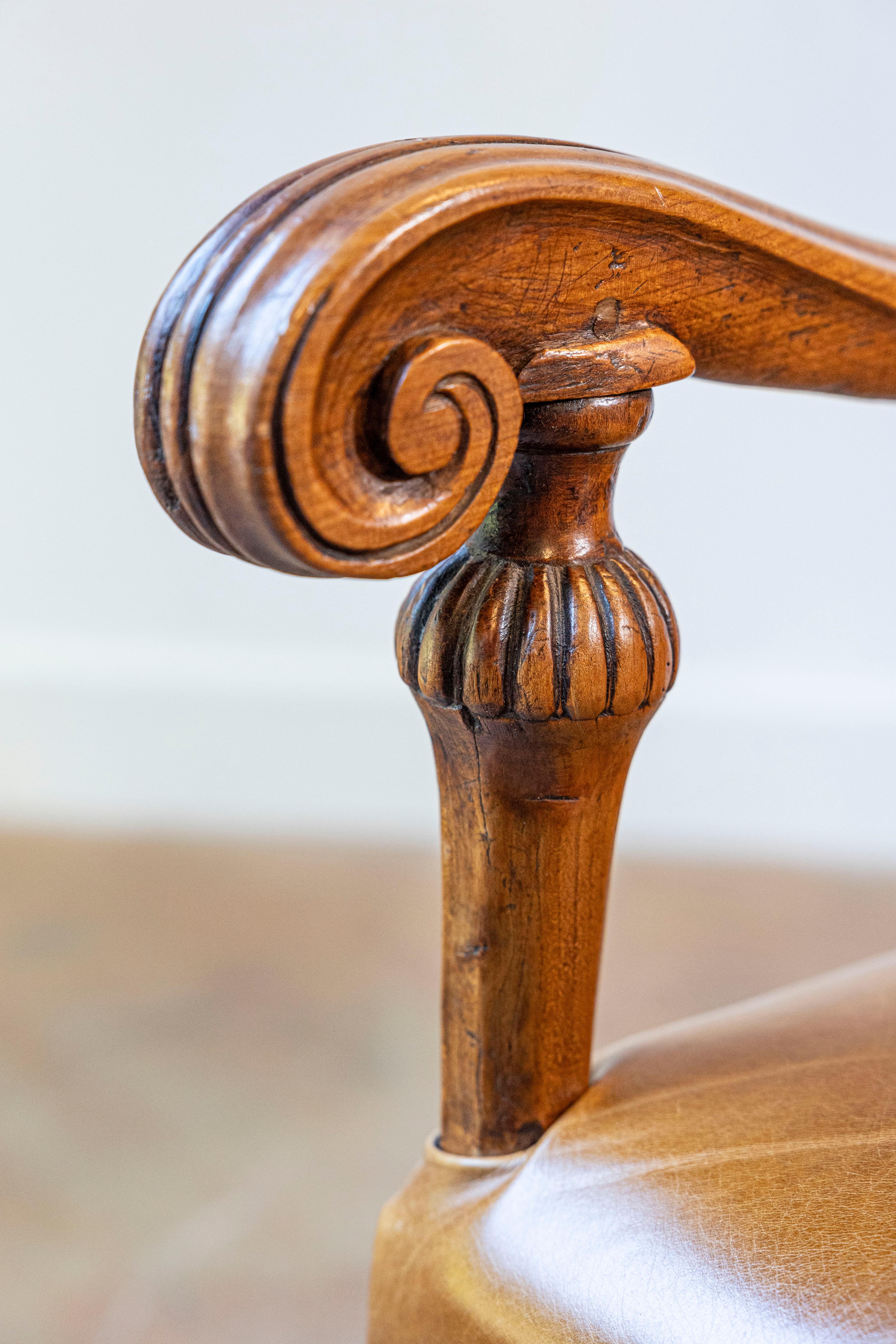 Fauteuil francese in stile Luigi XIV della fine del XIX secolo in faggio con rivestimento in pelle in vendita 2