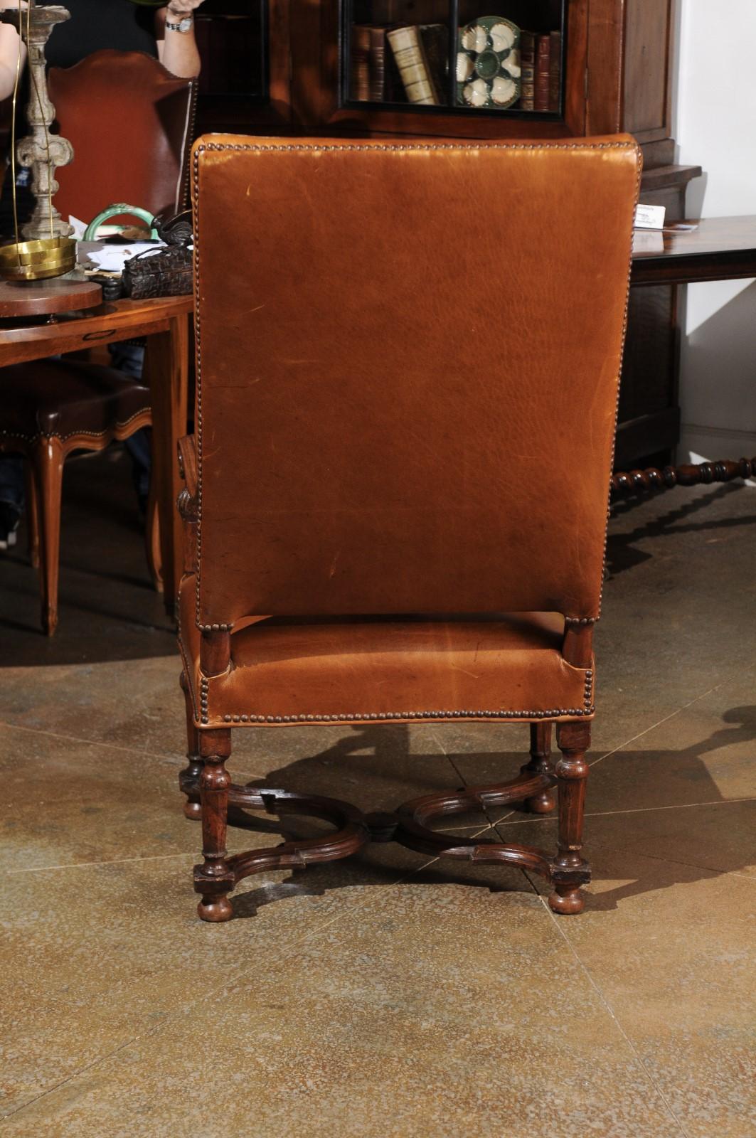 Fauteuil français de style Louis XIV de la fin du XIXe siècle en hêtre avec tapisserie en cuir en vente 3