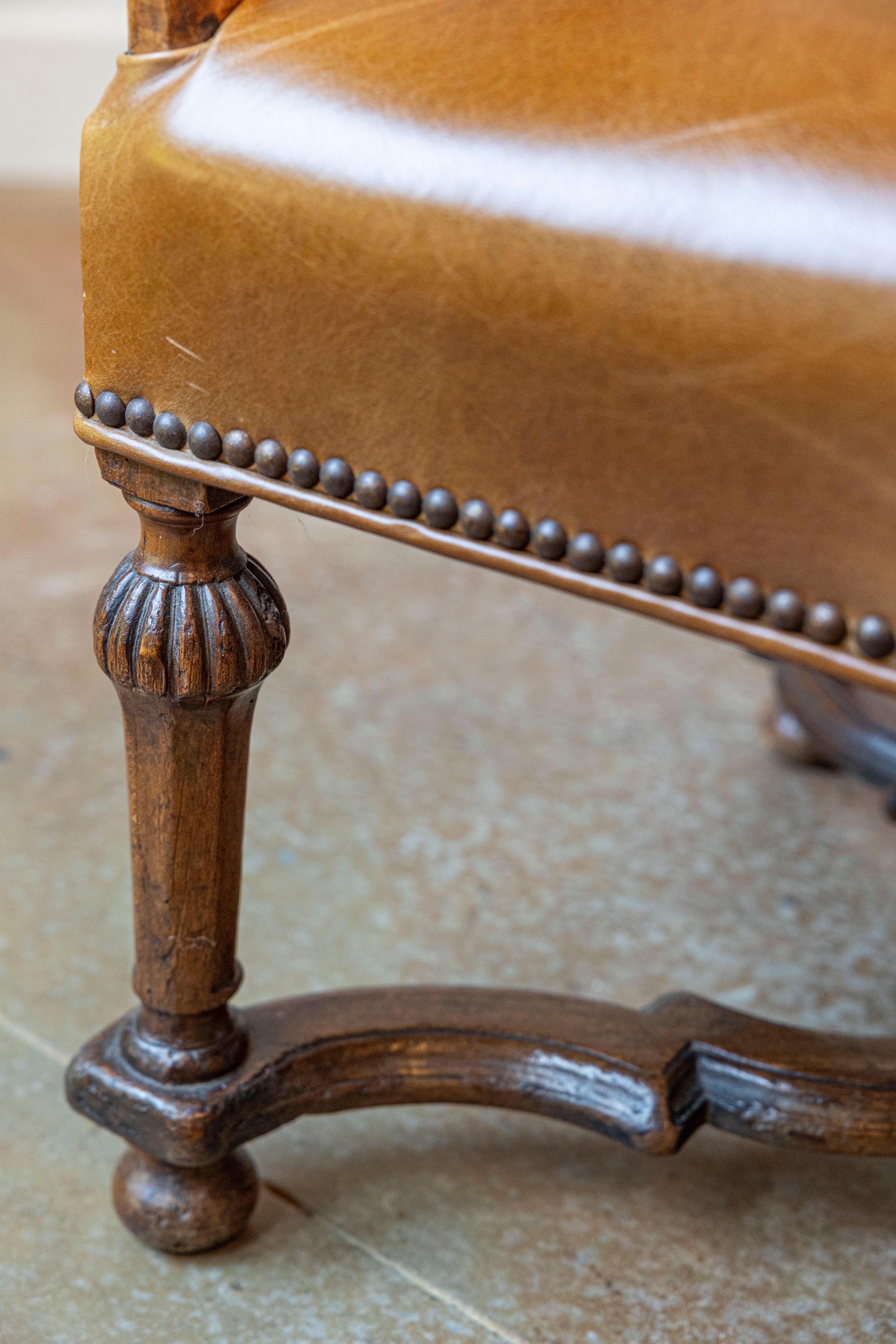 Fauteuil francese in stile Luigi XIV della fine del XIX secolo in faggio con rivestimento in pelle in vendita 4