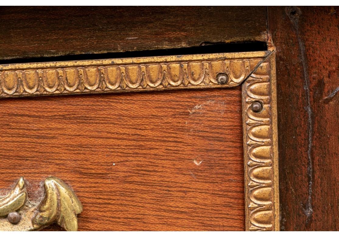 Französischer Schreibtisch im Stil Louis XIV mit Lederplatte und Messingbeschlägen im Angebot 3