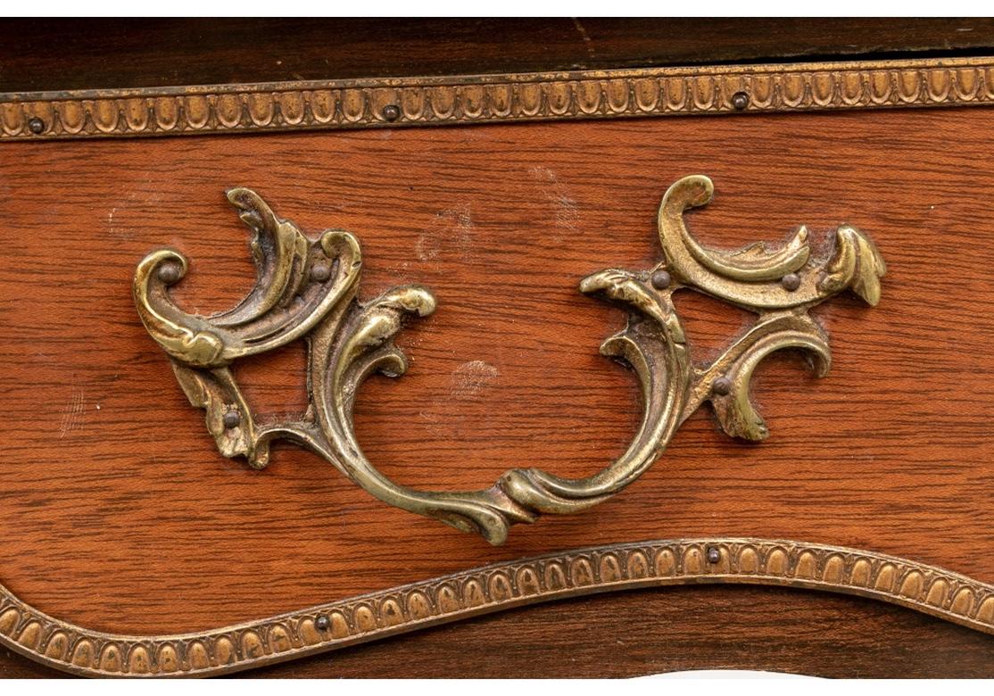 Französischer Schreibtisch im Stil Louis XIV mit Lederplatte und Messingbeschlägen im Angebot 5