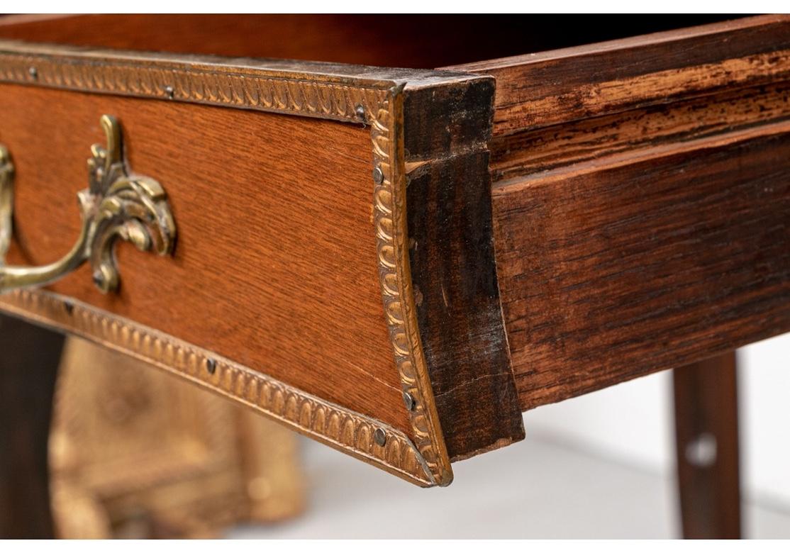 Französischer Schreibtisch im Stil Louis XIV mit Lederplatte und Messingbeschlägen (20. Jahrhundert) im Angebot