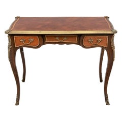 Bureau français de style Louis XIV à plateau en cuir avec montures en laiton