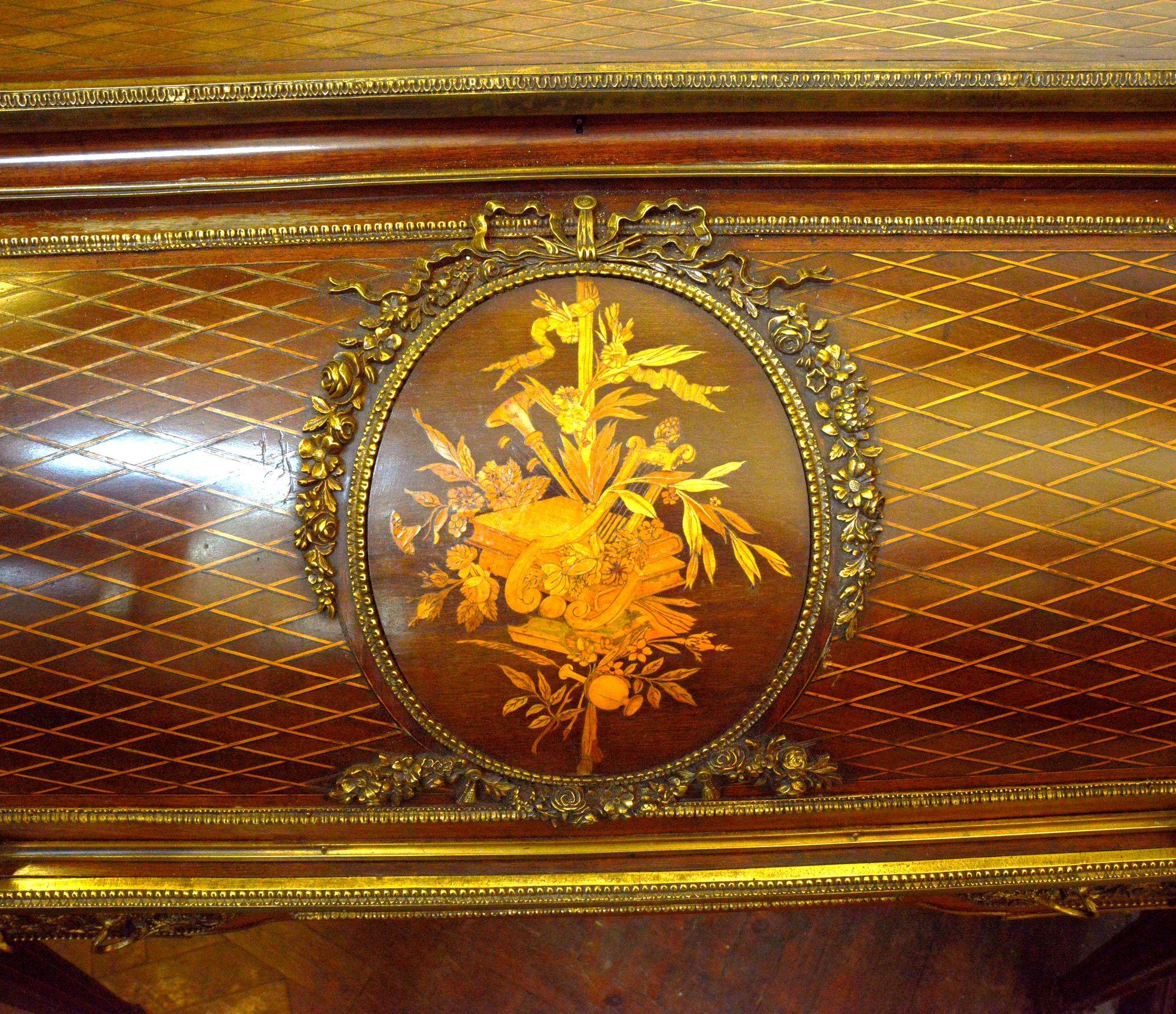 Impiallacciato Scrittoio francese intarsiato in stile Luigi XIV alla maniera di A Link in vendita