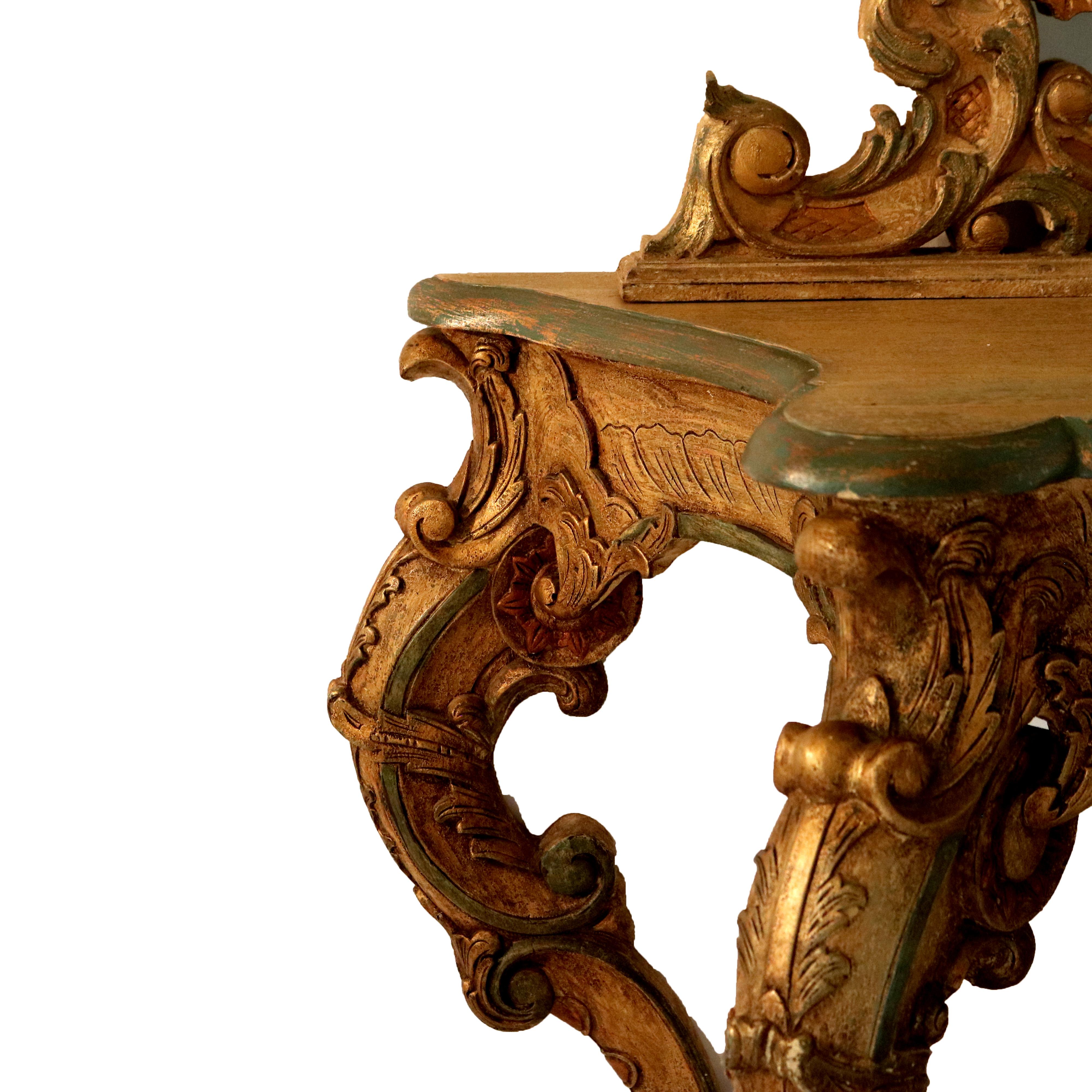 Set di console francese in stile Luigi XIV in legno dorato e policromato con volute ornamentali In condizioni buone in vendita a Big Flats, NY