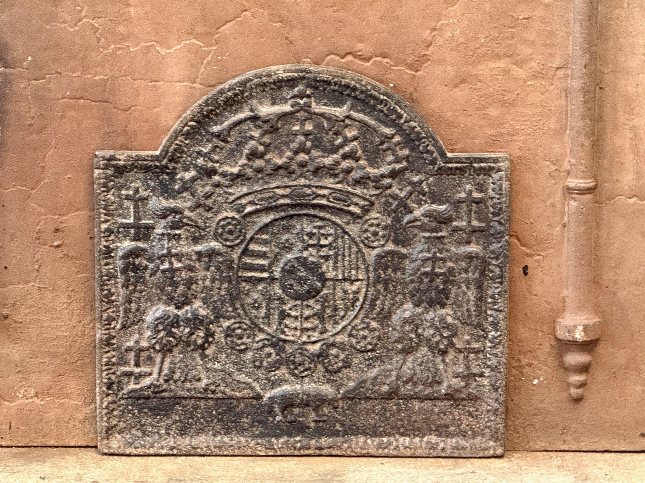 Plaque de cheminée française de style Louis XIV, du XIXe siècle, aux armes de Léopold Ier, duc de Lorraine. Les bras sont entourés d'une chaîne représentant la Toison d'or. Le symbole de cet ordre est une petite toison d'or représentant la tête et
