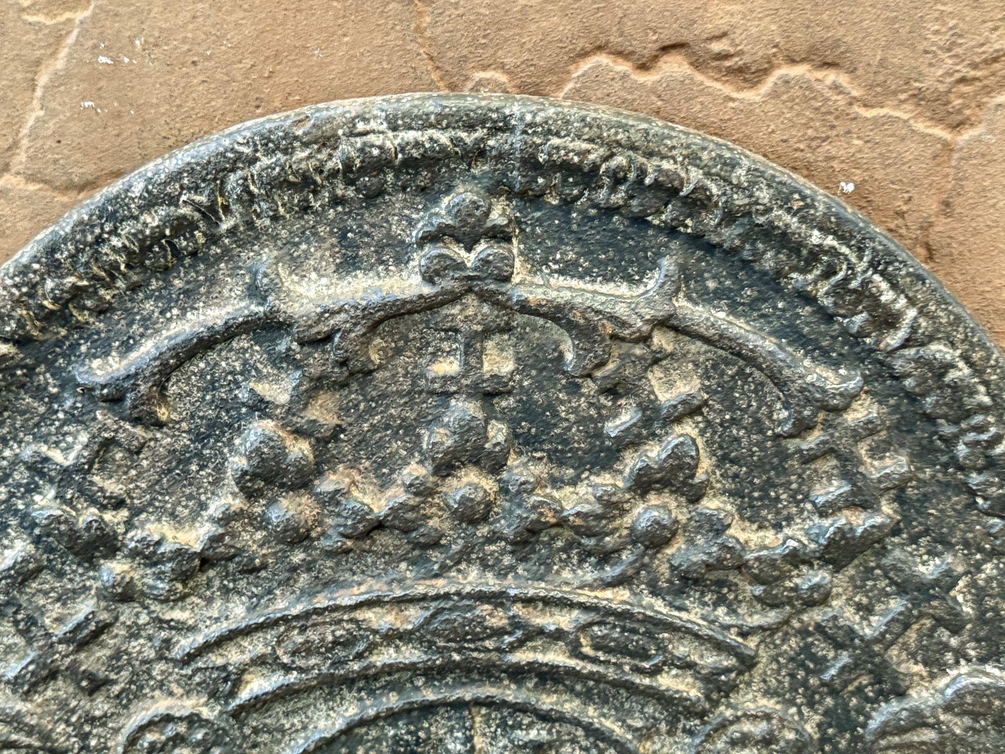 Français Plaque de cheminée française d'époque Louis XIV « Armes de Loraine » en vente