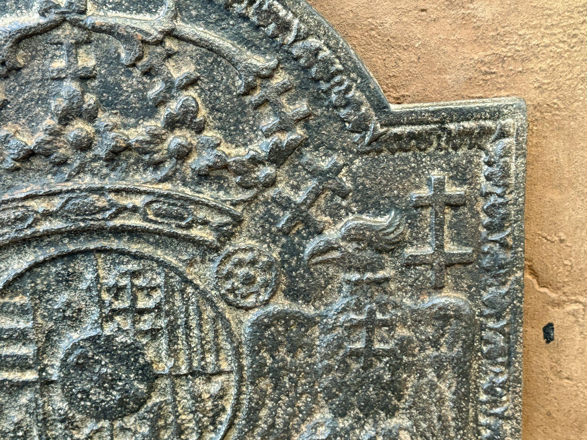 Plaque de cheminée française d'époque Louis XIV « Armes de Loraine » Bon état - En vente à Soest, NL