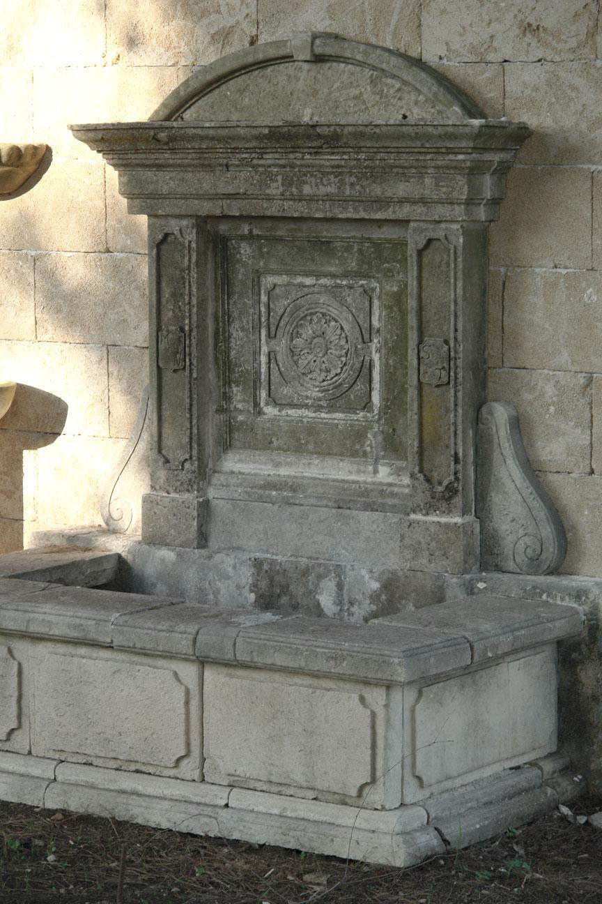 Hand-Carved French Louis XIV Style Provence Fountain in Limestone, Riviera Coast, France For Sale