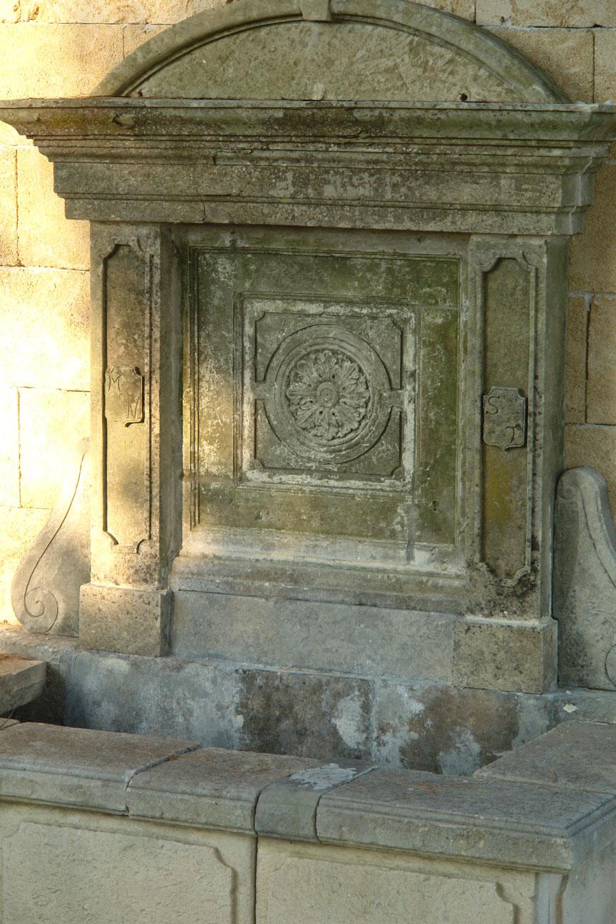 French Louis XIV Style Provence Fountain in Limestone, Riviera Coast, France For Sale 3