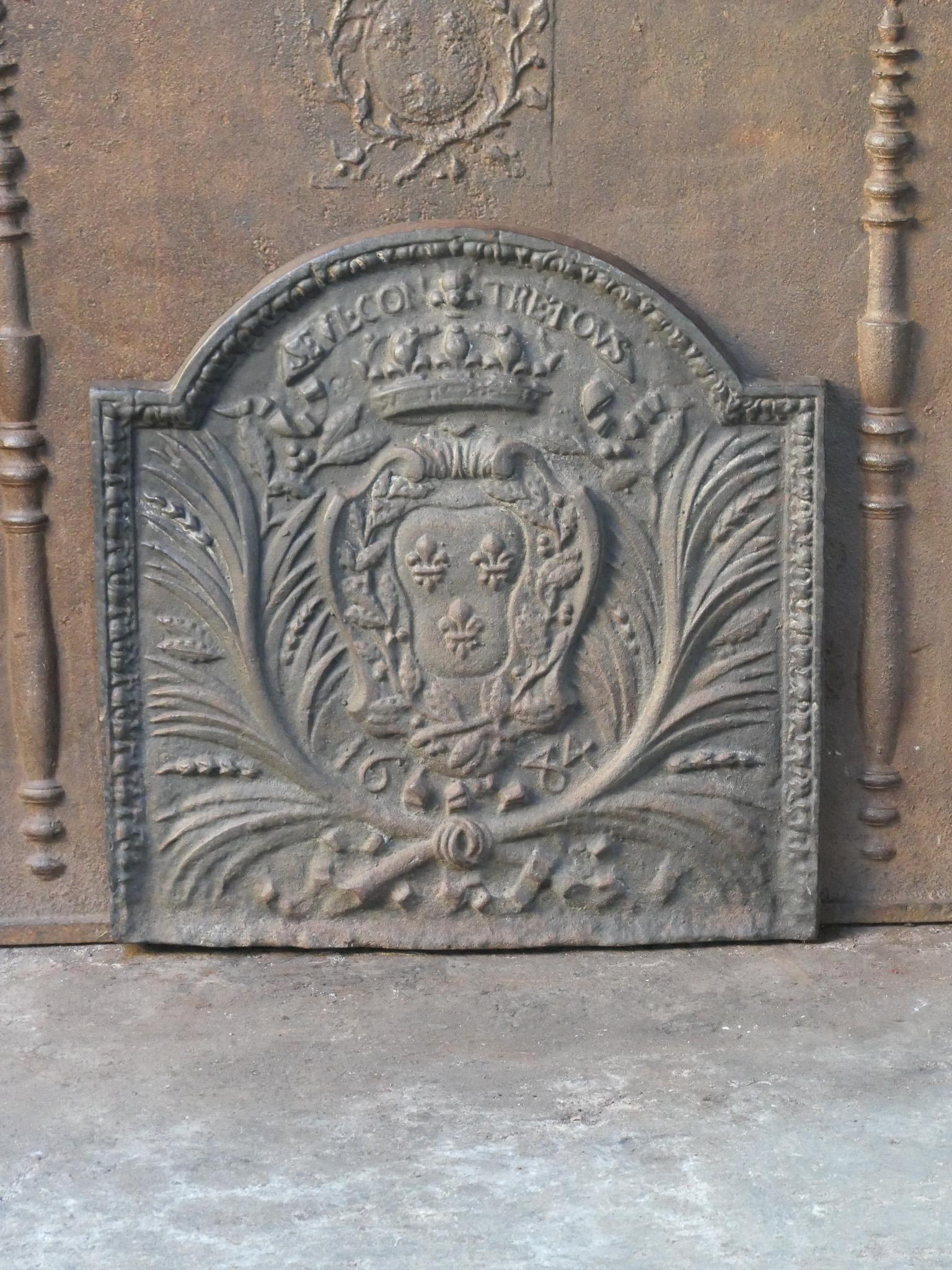Französische Kaminplatte im Stil Ludwigs XIV. mit dem Wappen Frankreichs und der Aufschrift 