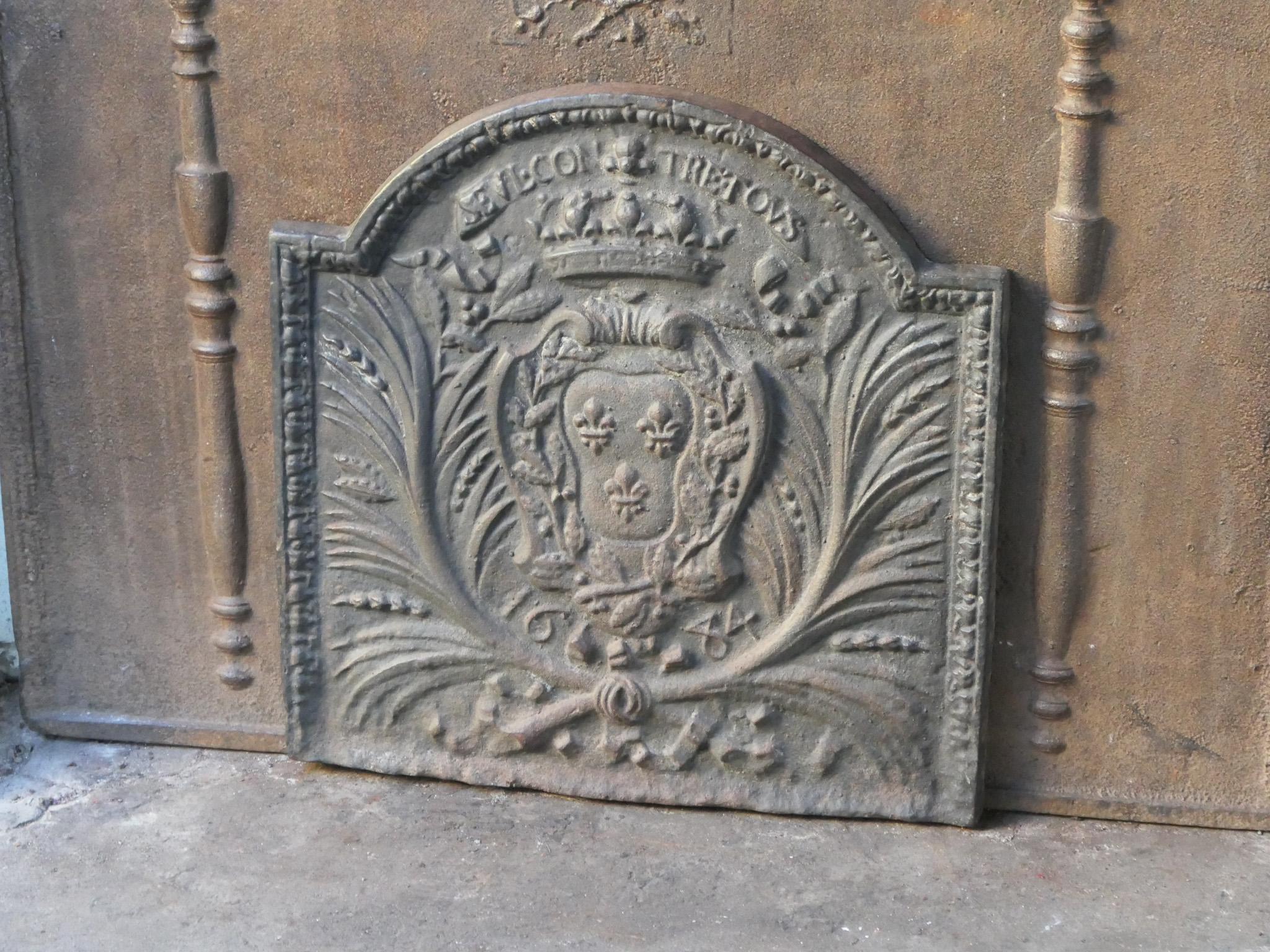 Französischer Louis XIV Stil 'Seul Contre Tous' Kaminrückwand / Aufkantung im Zustand „Gut“ im Angebot in Soest, NL