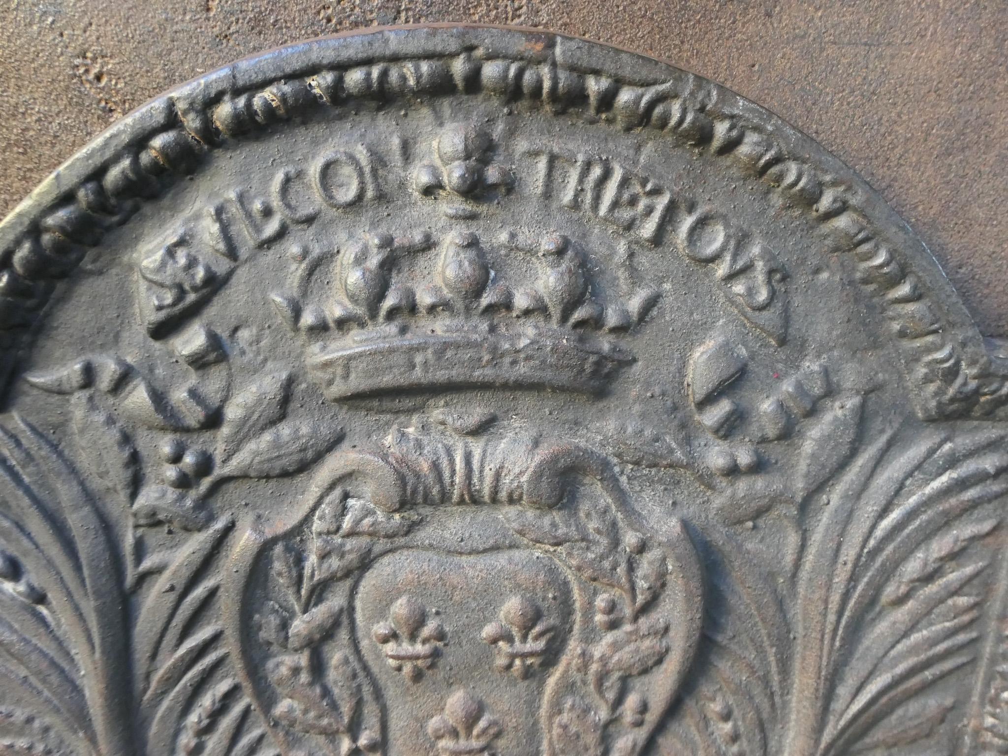 Französischer Louis XIV Stil 'Seul Contre Tous' Kaminrückwand / Aufkantung (Eisen) im Angebot