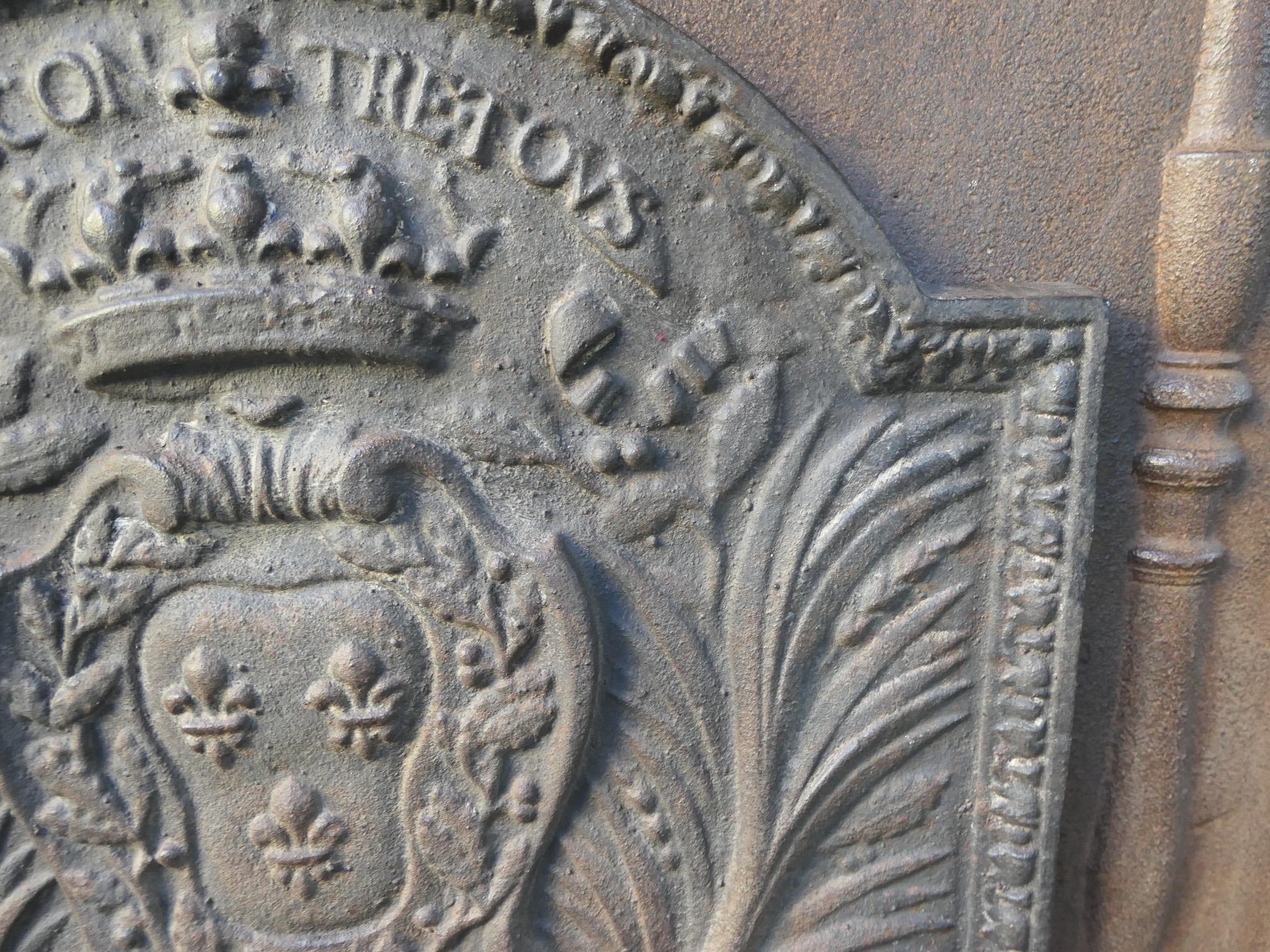 Französischer Louis XIV Stil 'Seul Contre Tous' Kaminrückwand / Aufkantung im Angebot 1