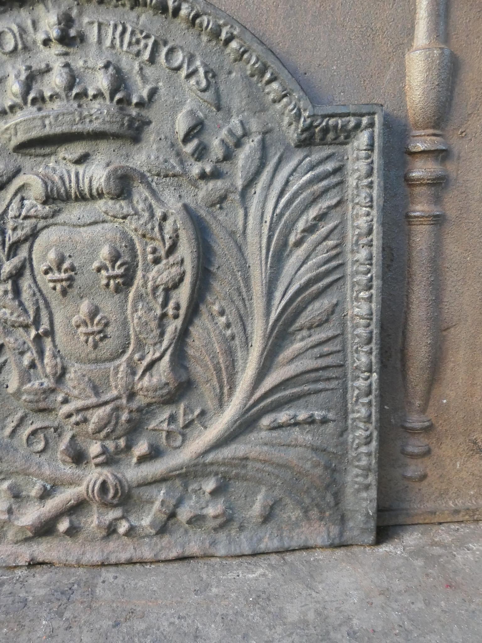 Französischer Louis XIV Stil 'Seul Contre Tous' Kaminrückwand / Aufkantung im Angebot 2