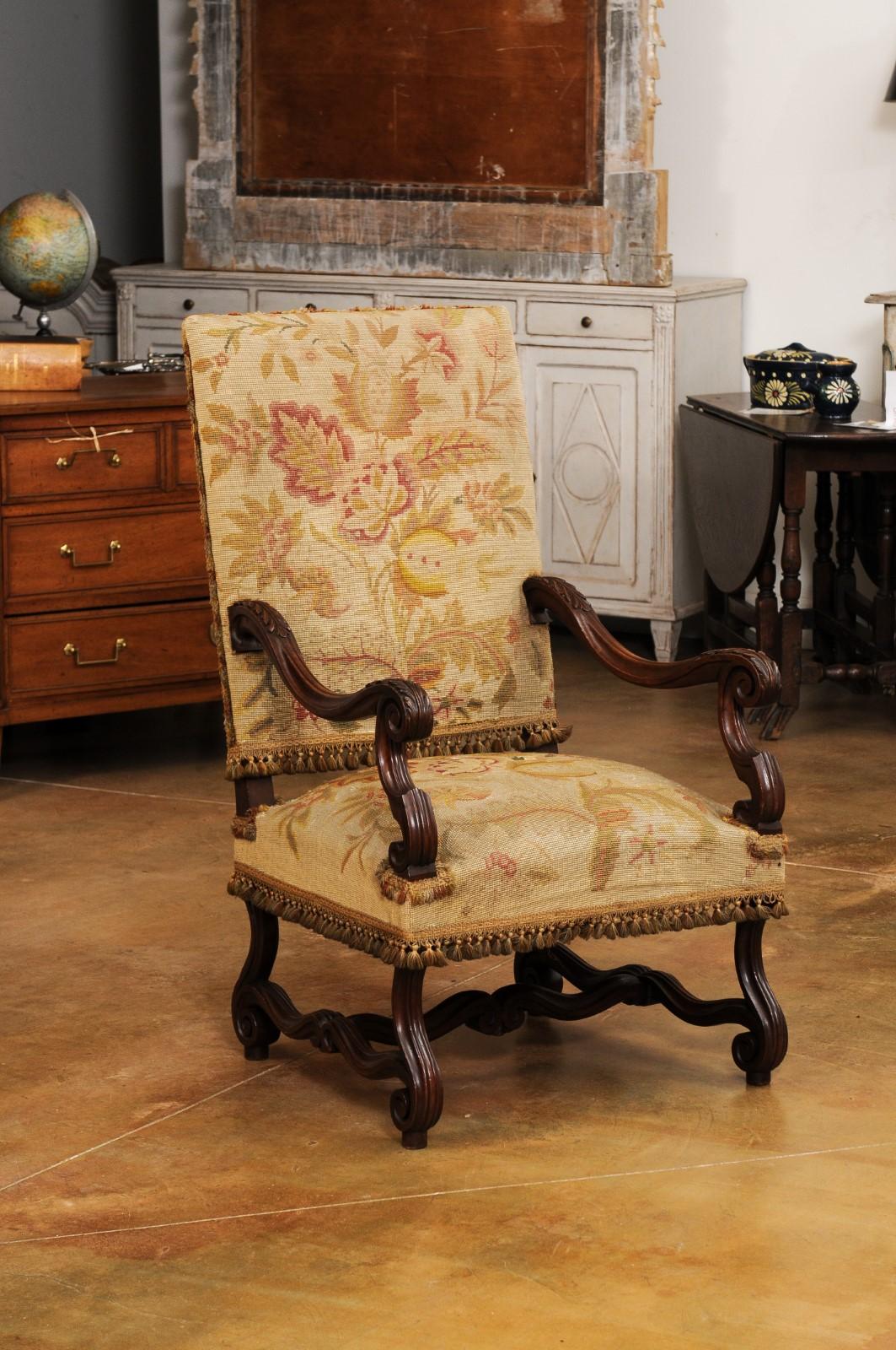 French Louis XIV Style Walnut Fauteuil with Carved Arms and Scrolling Legs In Good Condition For Sale In Atlanta, GA