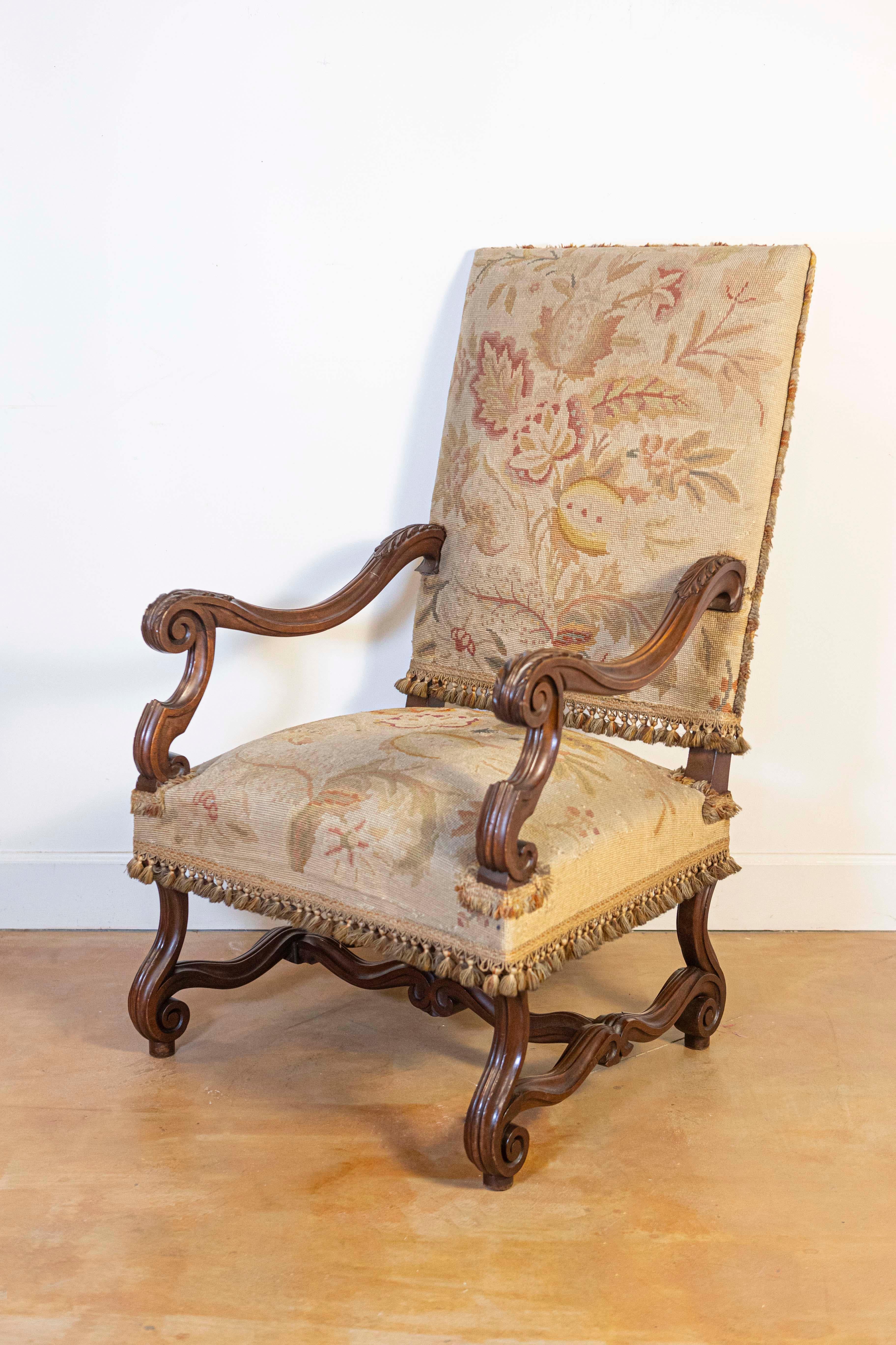 Fauteuil francés de nogal estilo Luis XIV con brazos tallados y patas con roleos Francés en venta
