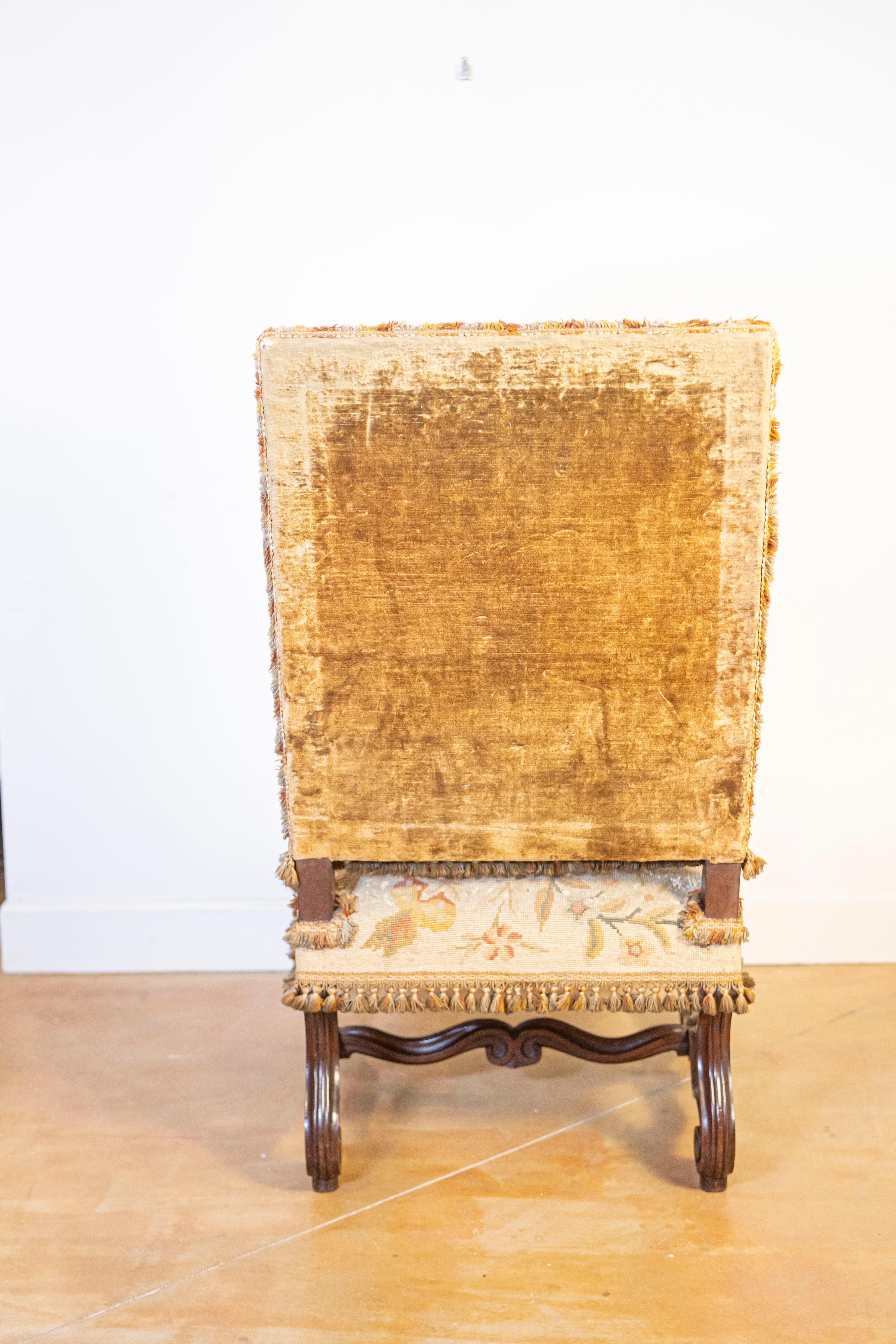 Fauteuil francés de nogal estilo Luis XIV con brazos tallados y patas con roleos en Bueno estado para la venta en Atlanta, GA