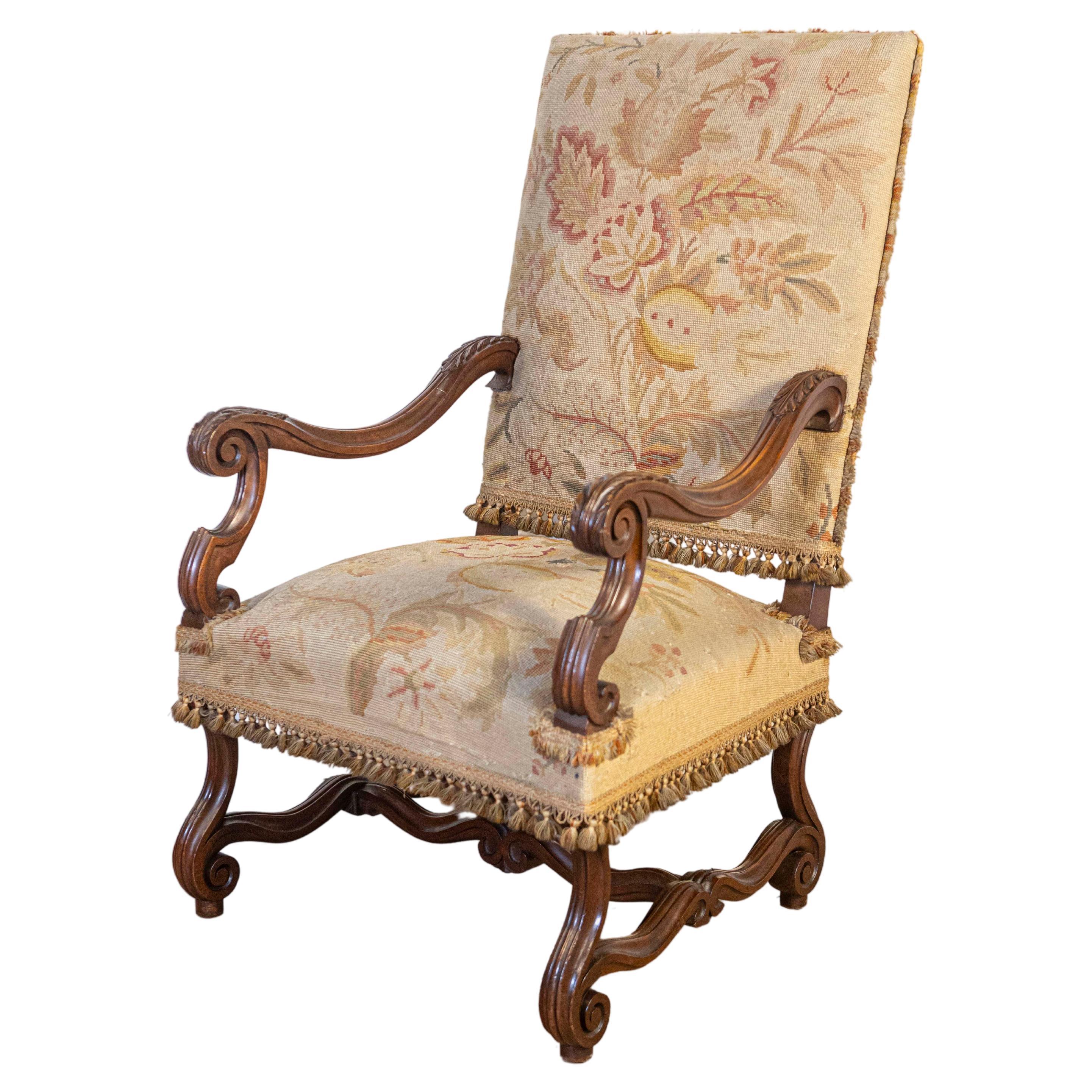 Fauteuil français de style Louis XIV en noyer avec bras sculptés et pieds à volutes