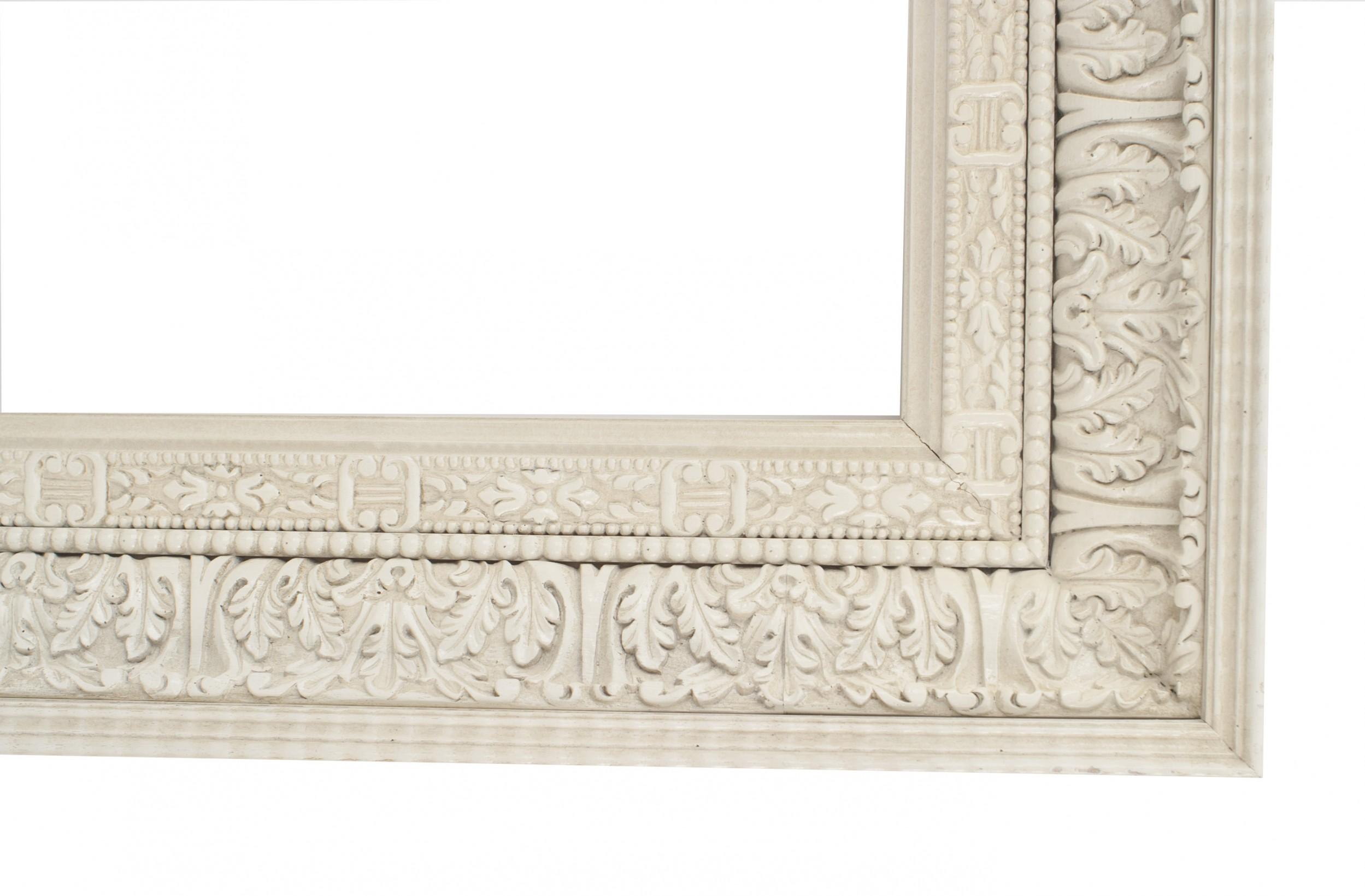Specchio rettangolare francese in stile Luigi XIV (XXI secolo) con finitura laccata e dipinta di bianco e disegno ad acanto intagliato.