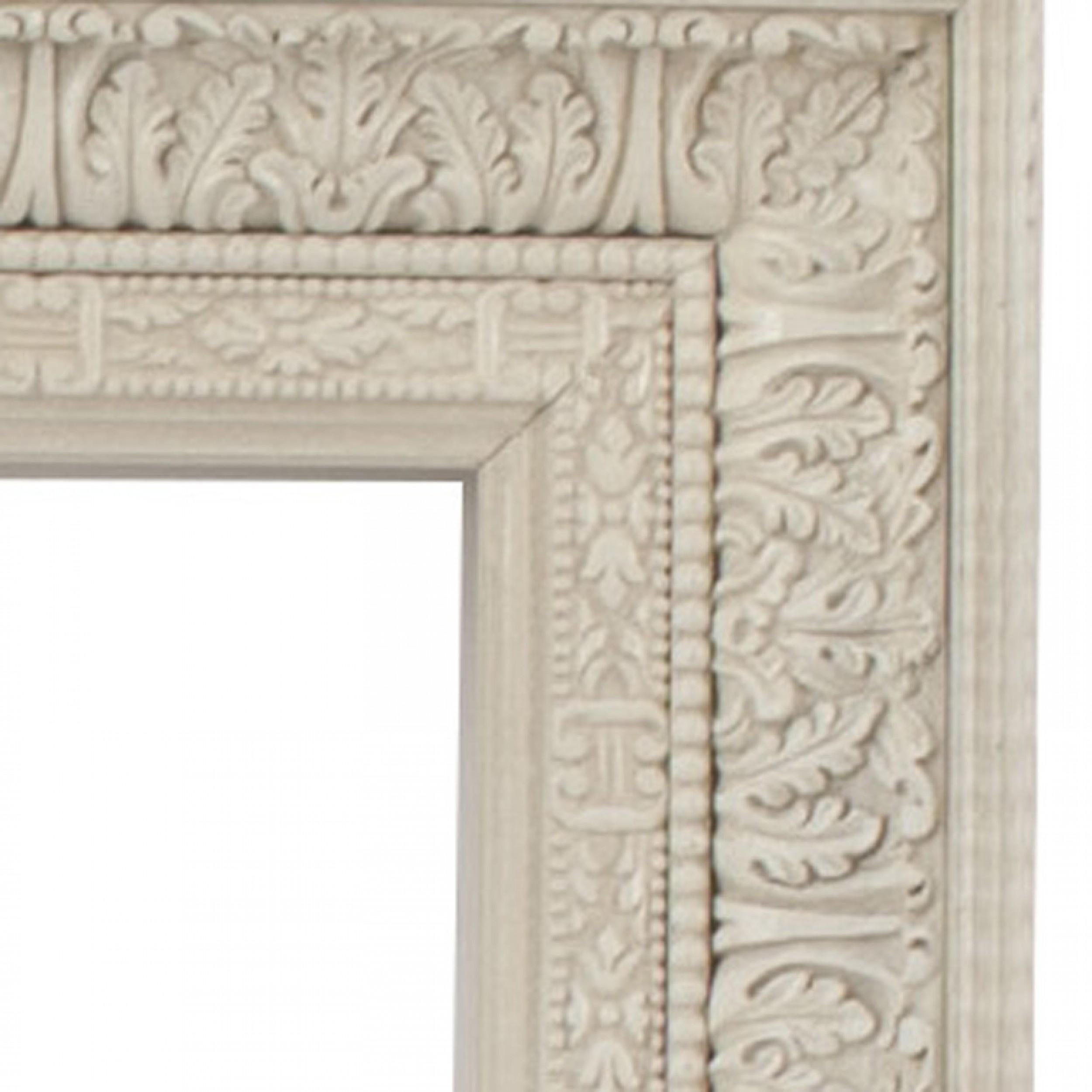 Intagliato a mano Specchio da parete francese in stile Luigi XIV dipinto di bianco e con cornice in legno d'acanto in vendita
