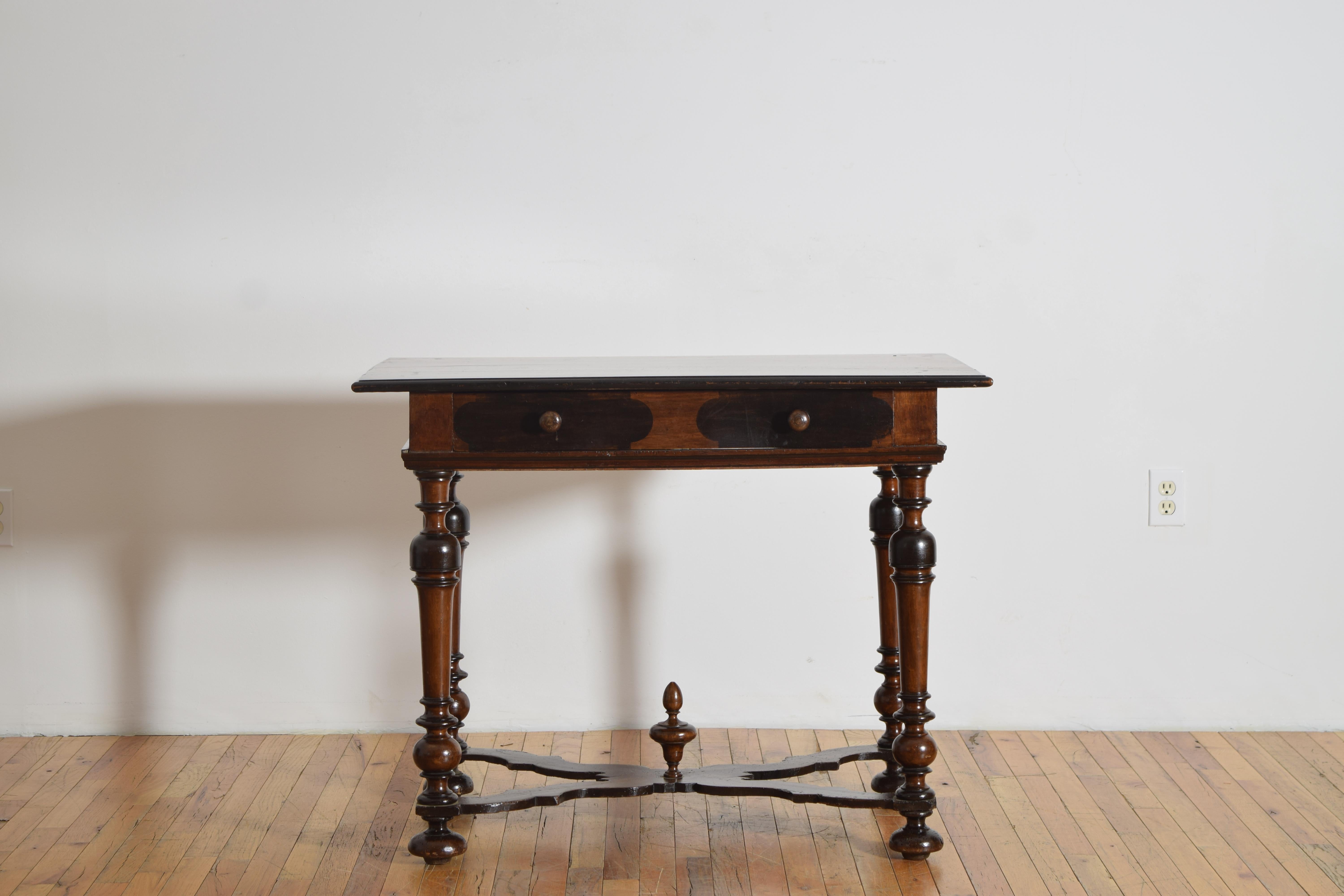 Französischer Louis XIV Tisch aus gedrechseltem Nussbaumholz und Ebonisierung mit 1 Schublade, ca. 1725 (Louis XIV.) im Angebot