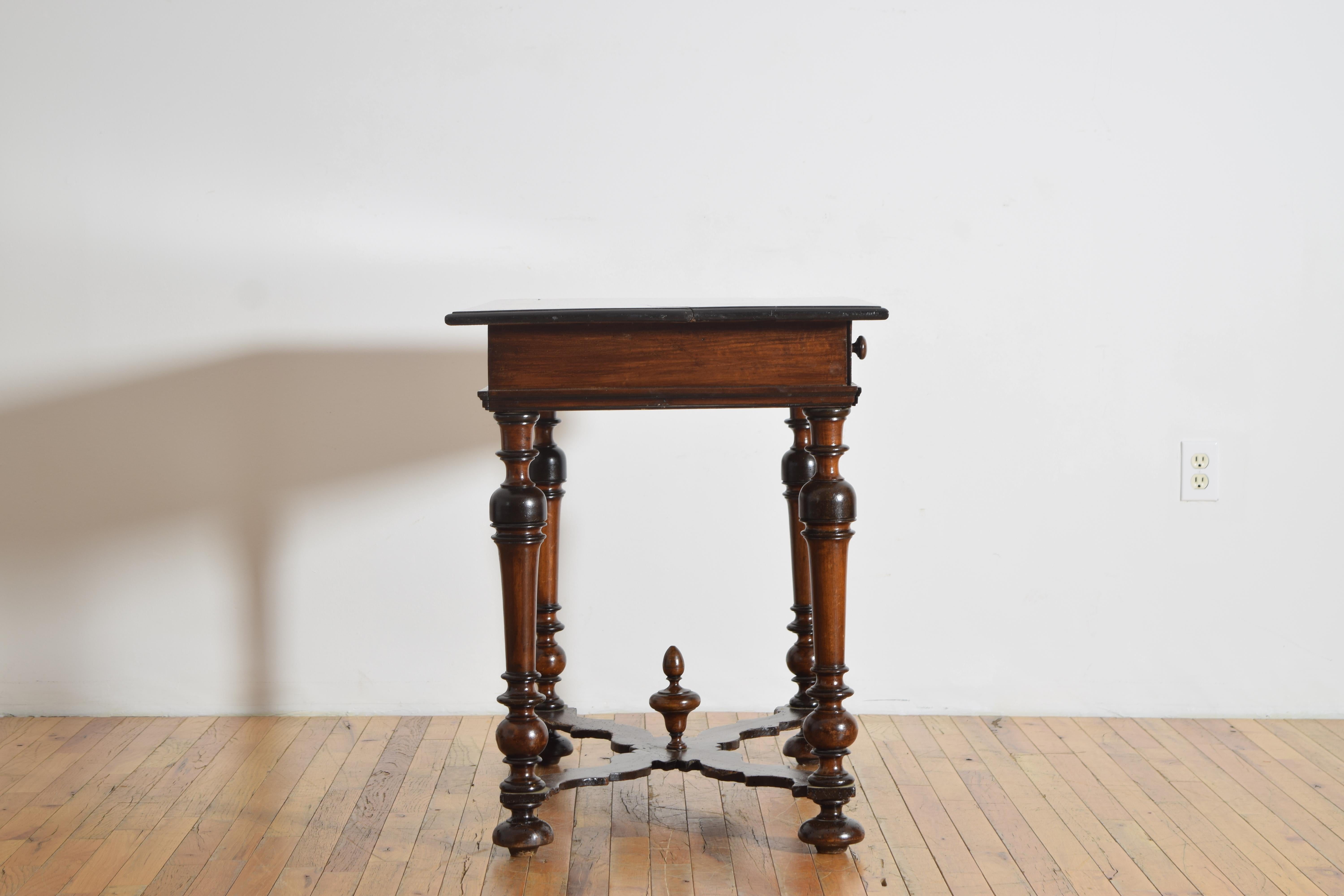 Französischer Louis XIV Tisch aus gedrechseltem Nussbaumholz und Ebonisierung mit 1 Schublade, ca. 1725 im Zustand „Gut“ im Angebot in Atlanta, GA