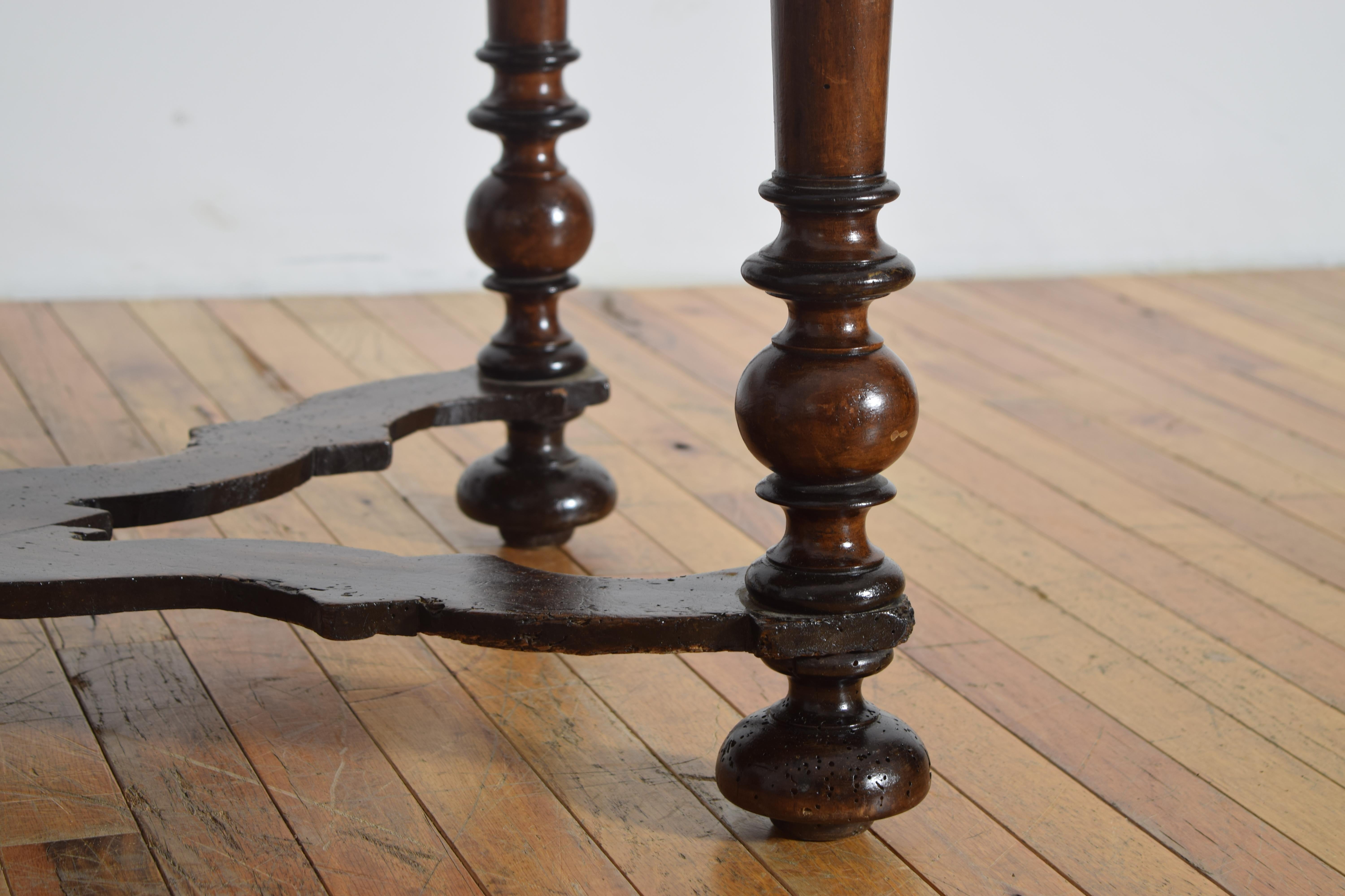 Französischer Louis XIV Tisch aus gedrechseltem Nussbaumholz und Ebonisierung mit 1 Schublade, ca. 1725 im Angebot 3