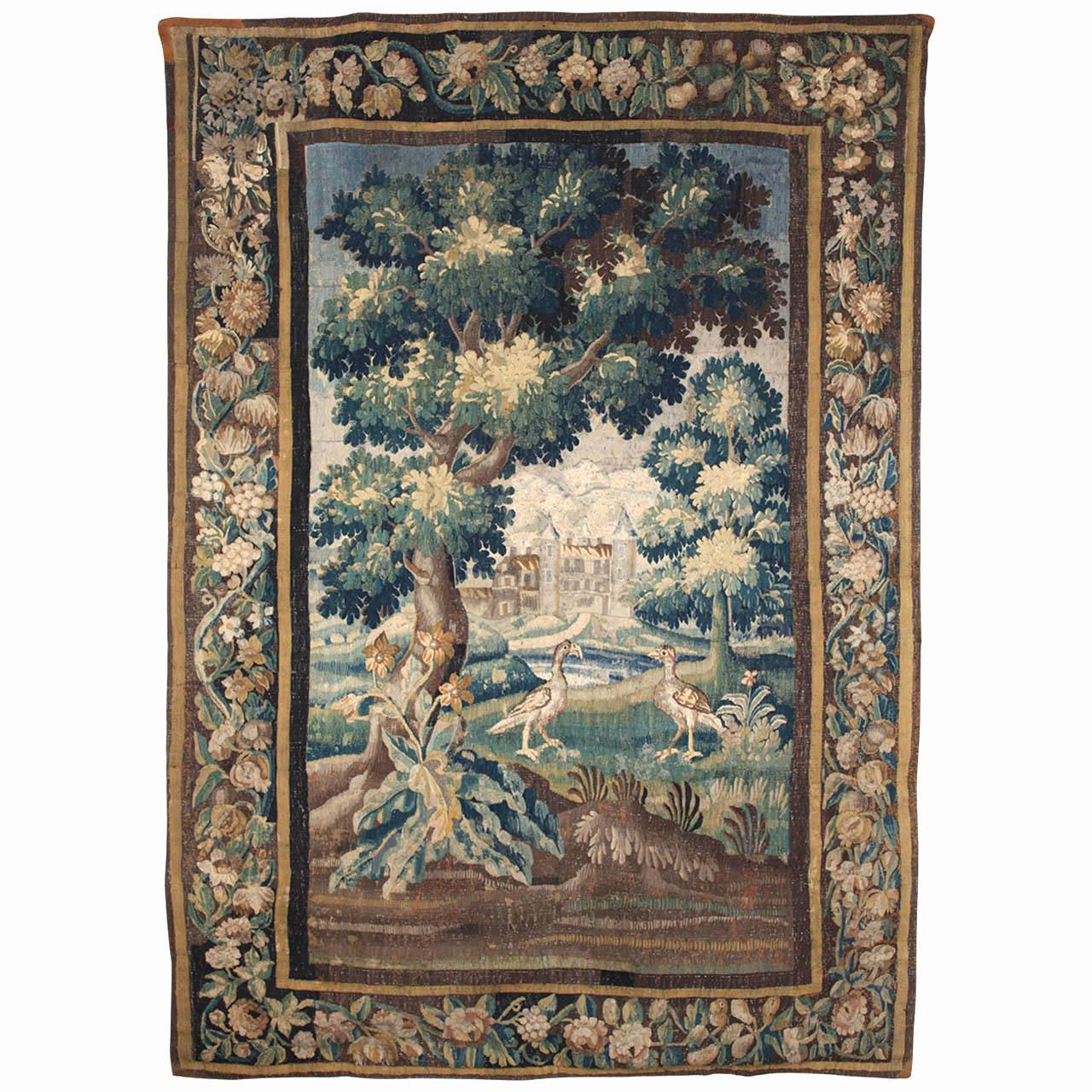 Belle tapisserie en verdure de Louis XIV, tissée à Aubusson, représentant un paysage de rivière boisée avec vue sur les châteaux voisins, dans une belle bordure florale sur quatre côtés.
Dimensions : cm 200 x 300.
France, seconde moitié du XVIIe
