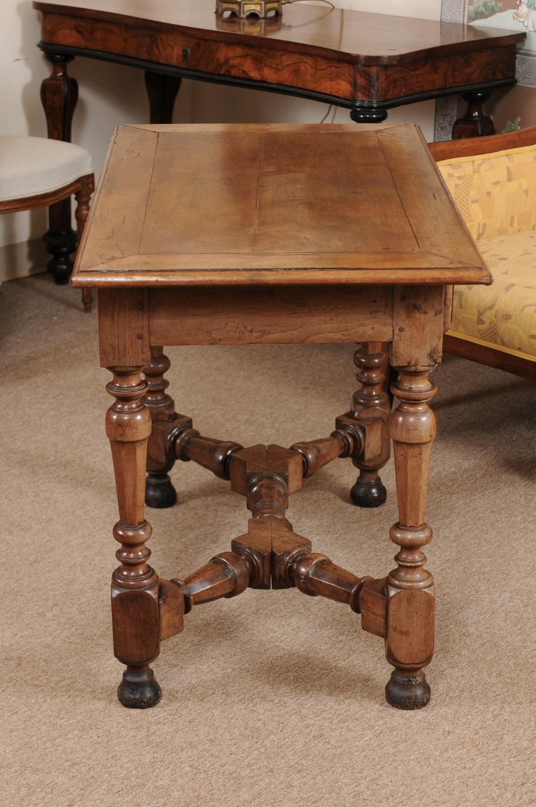 XVIIIe siècle Table en noyer de style Louis XIV, début du 18e siècle en vente