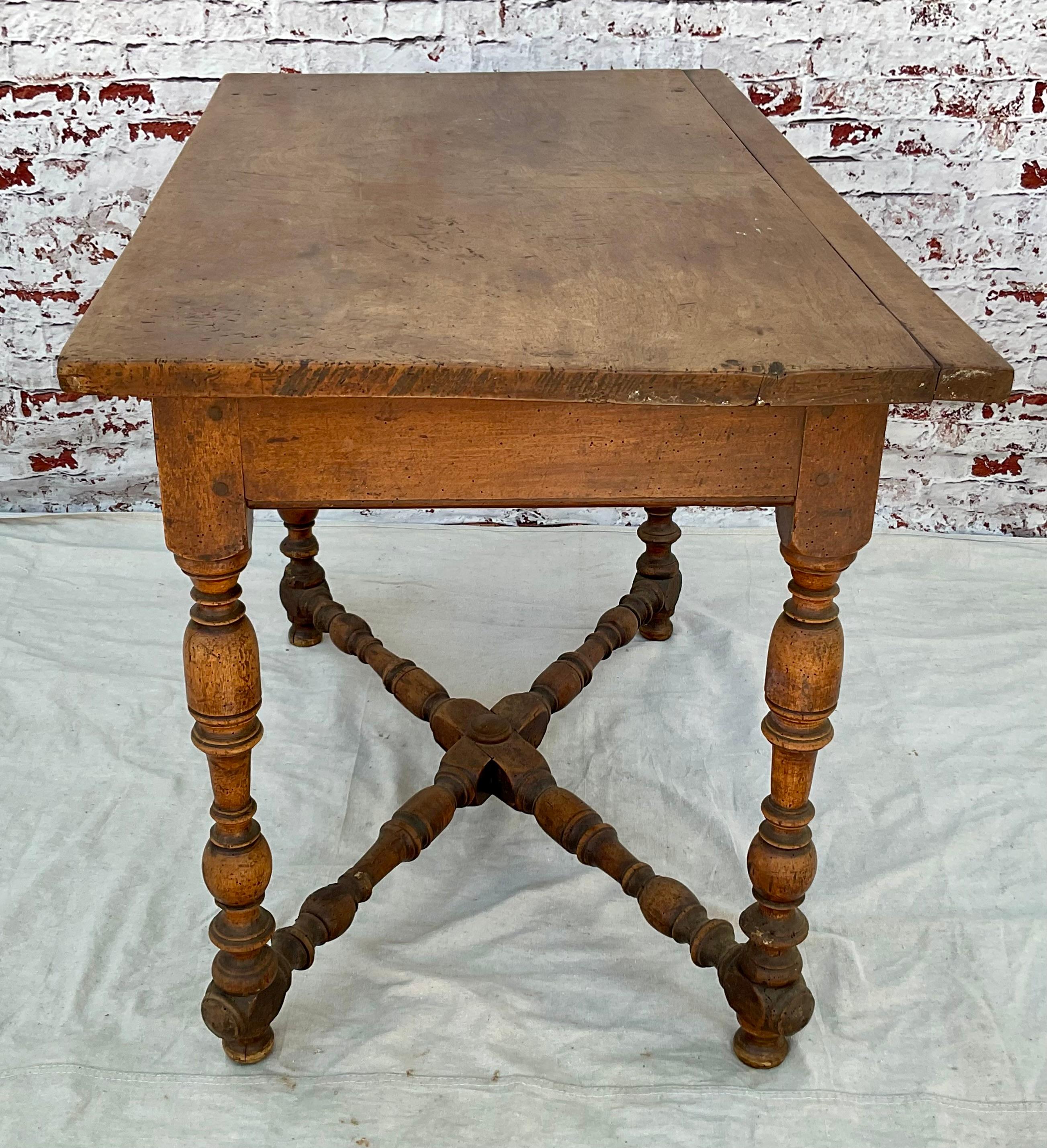 Noyer Table française Louis XIV en vente