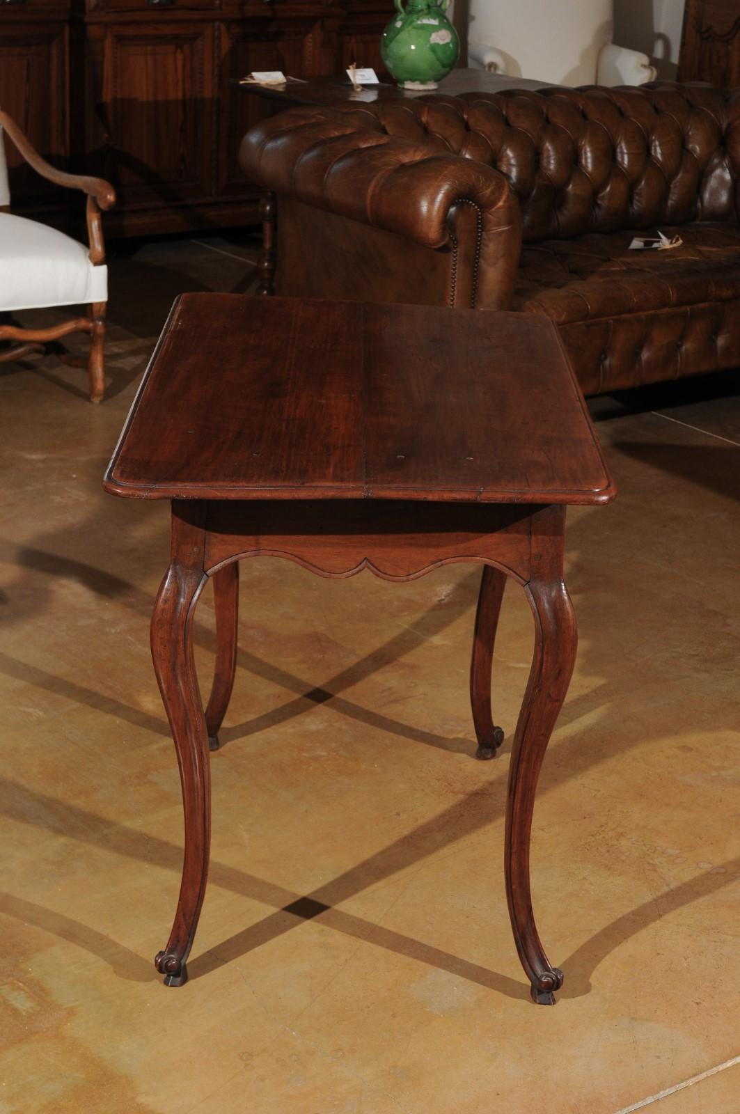 French Louis XV 1780s Solid Walnut Side Table with Drawer and Fretted Motifs (Französisch)